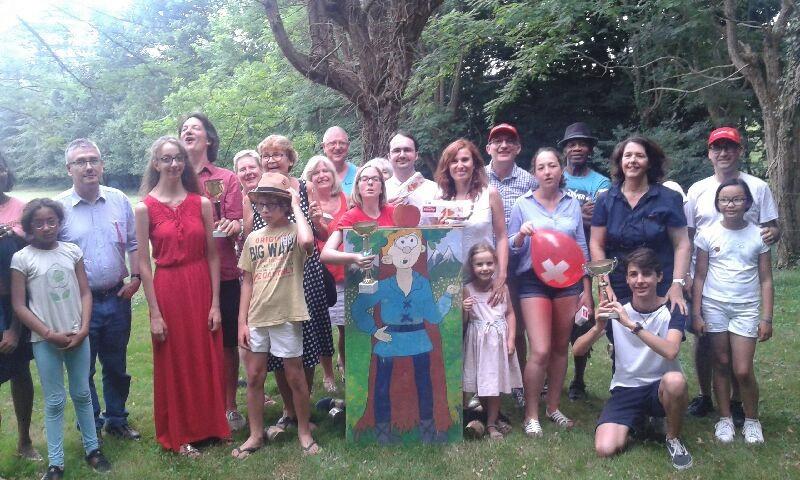 Un groupe d adultes et d enfants devant un arbre