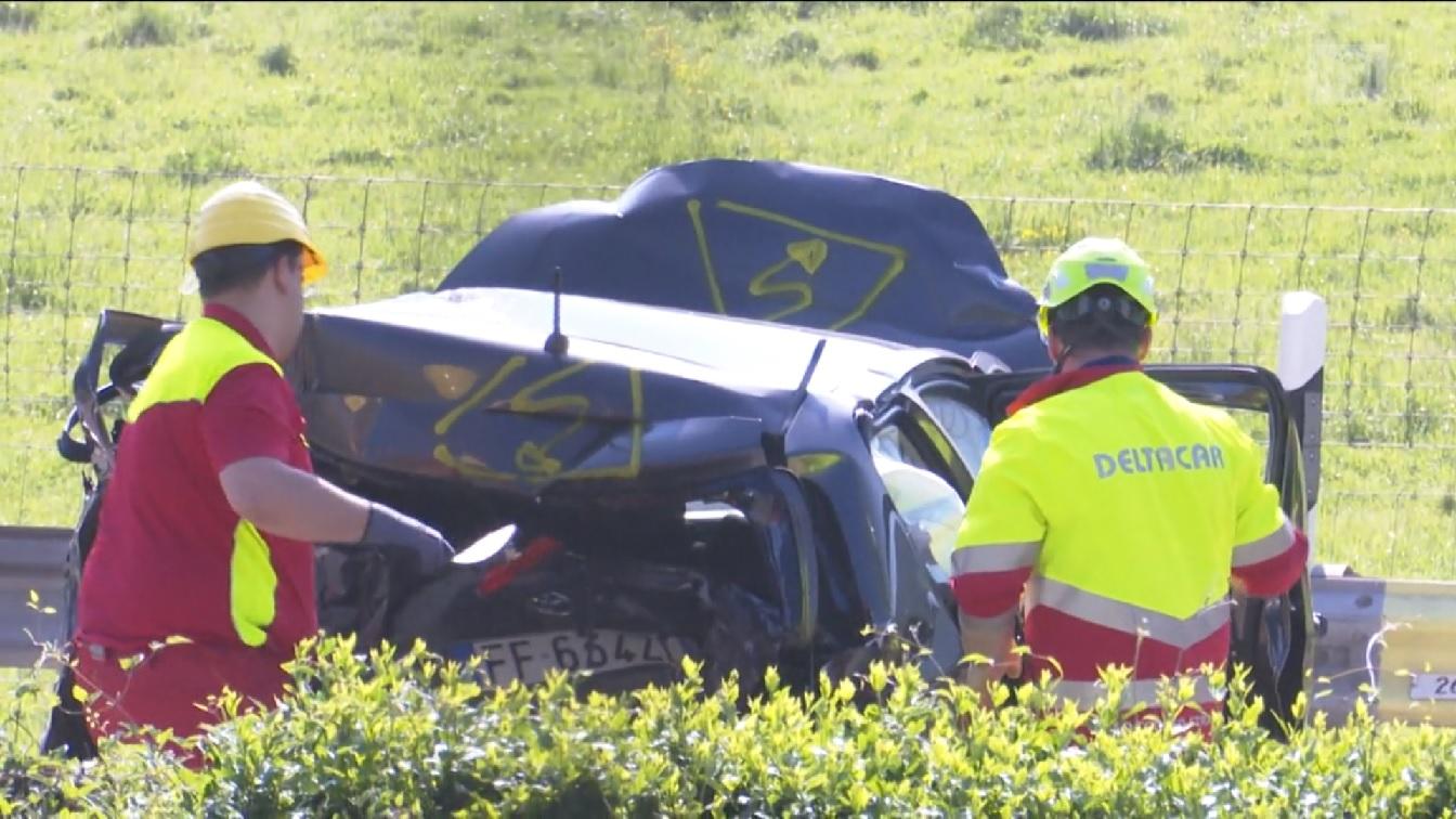 due persone davanti a un-auto tamponata