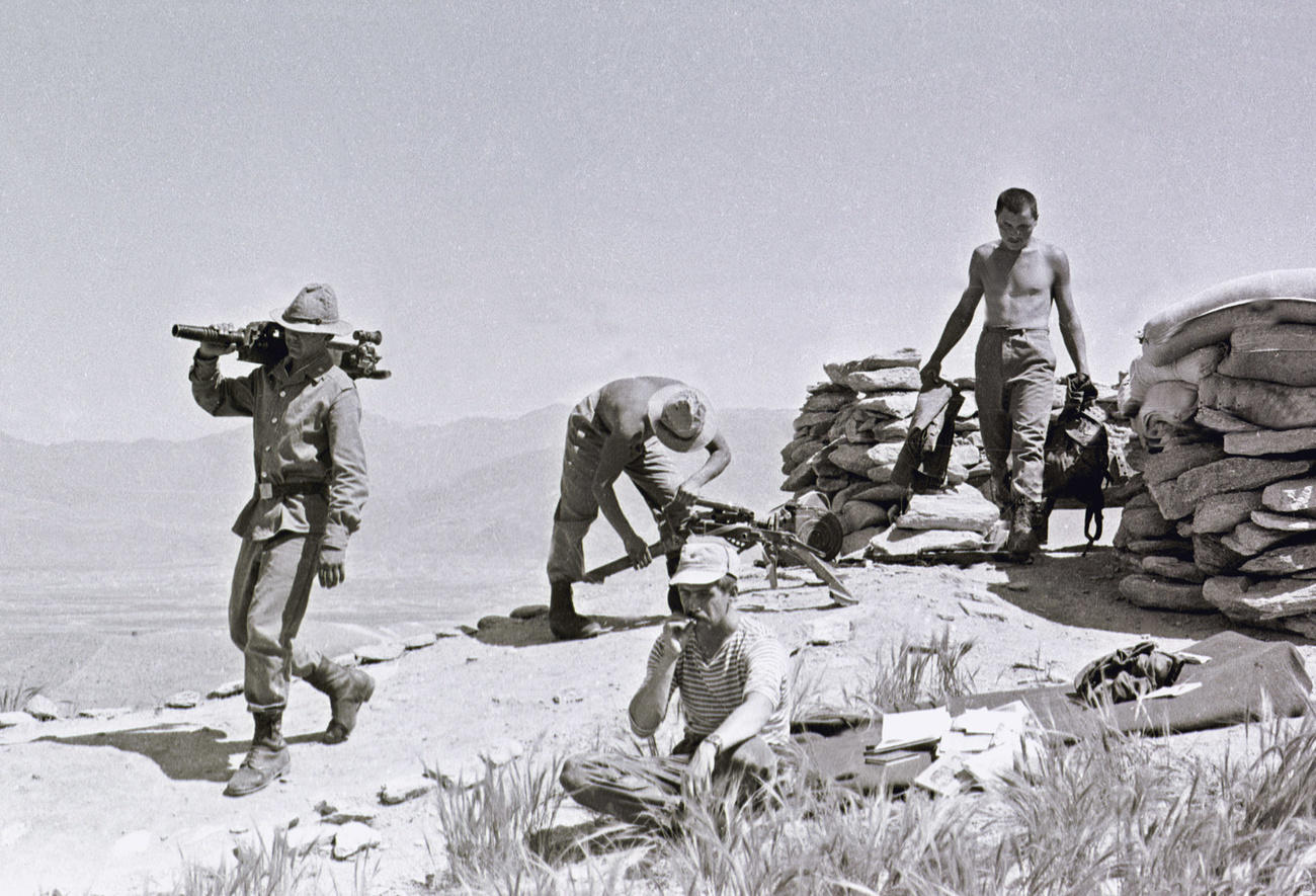 جنود سوفياتيون يقاتلون في أفغانستان