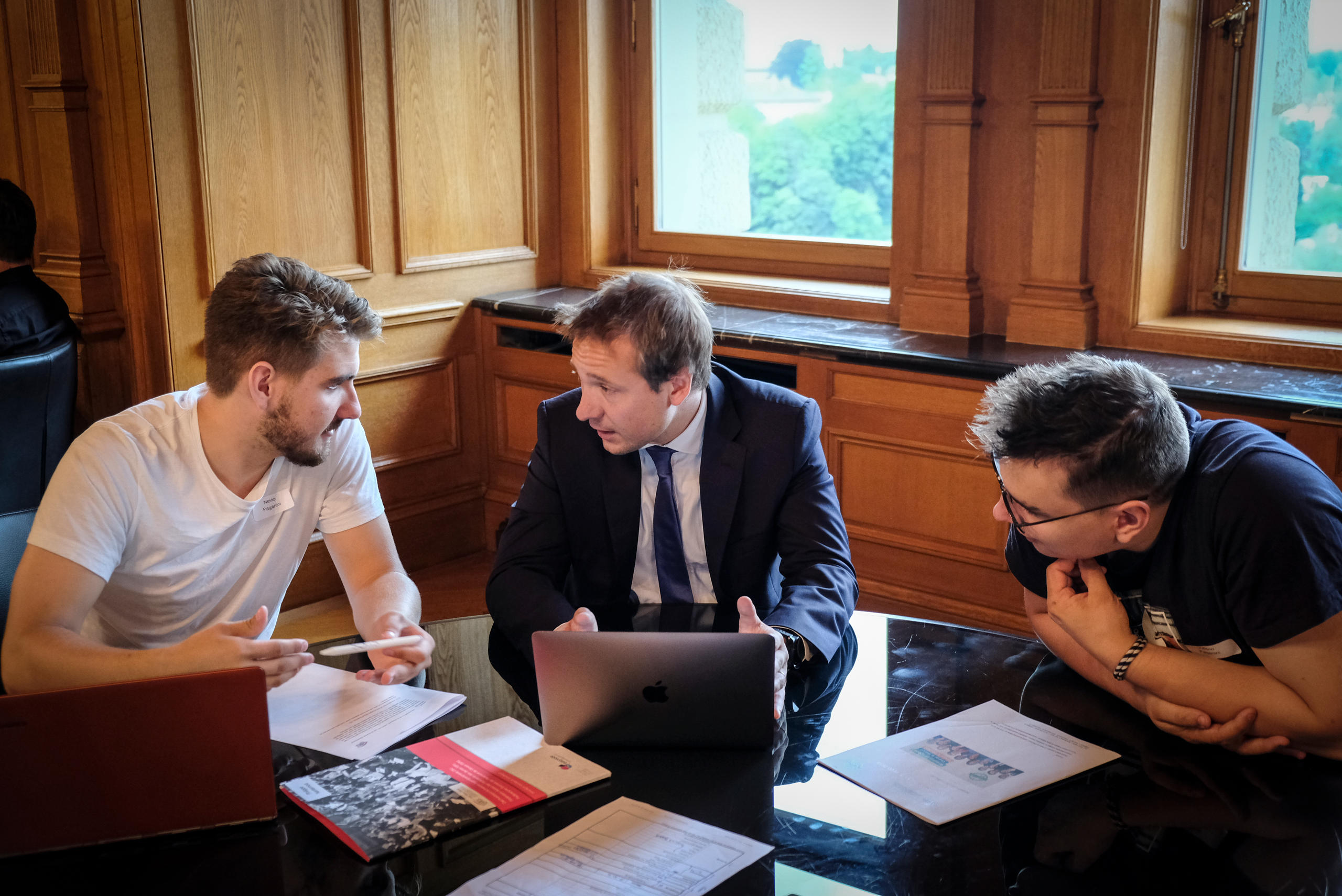 Trois hommes assis à une table