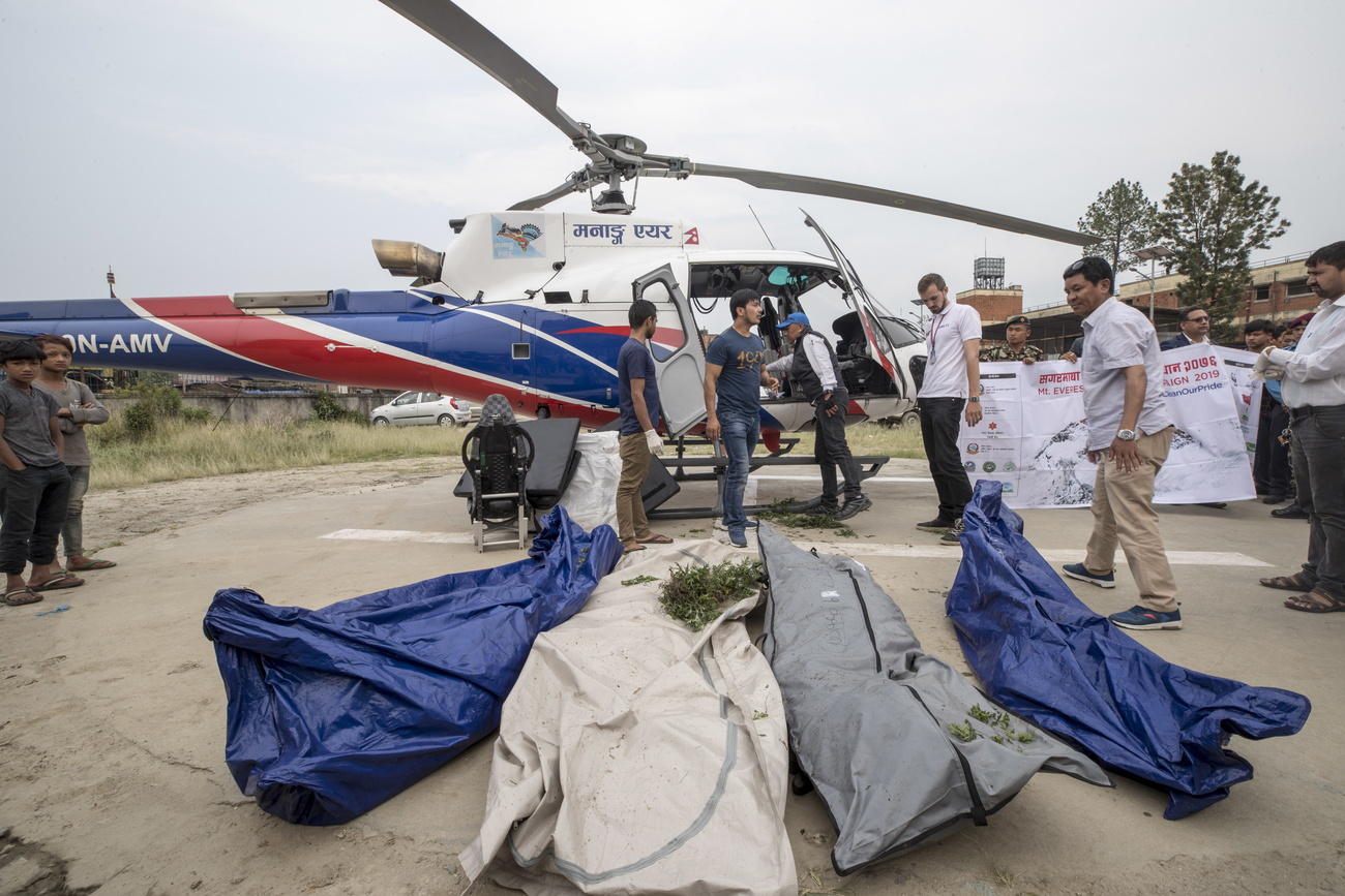 I corpi di 4 vittime dell Everest trasportati in elicottero all ospedale di Kathmandu.