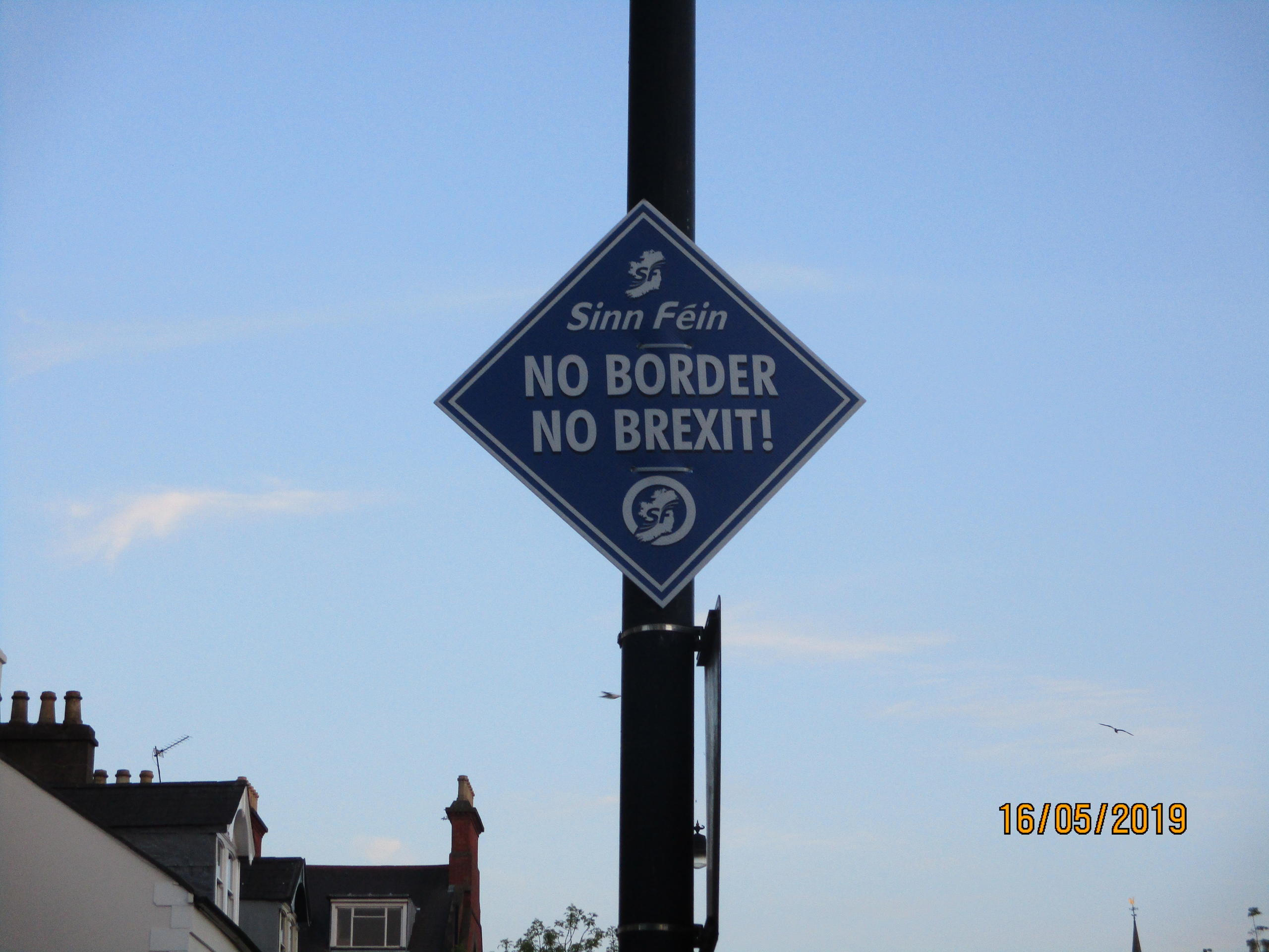 Blaues Plakat mit der Aufschrift No Border, no Brexit!