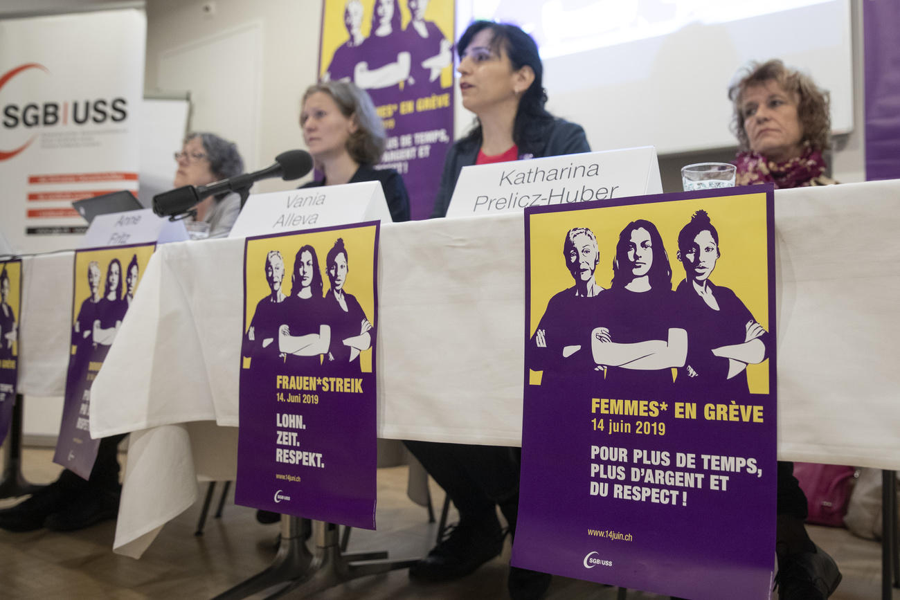 manifesti dello sciopero delle donne del 14 giugno appesi al tavolo della conferenza stampa di presentazione