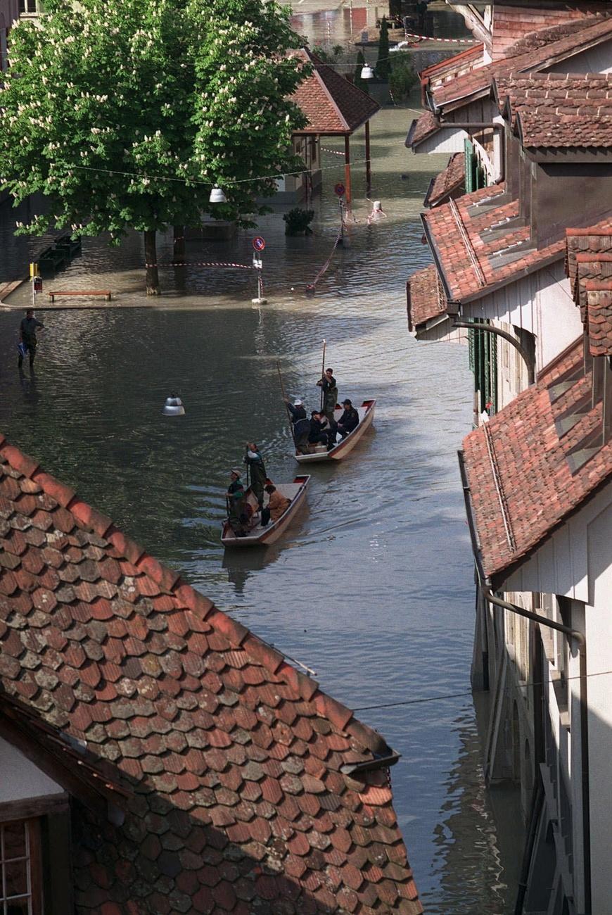 Imagen aérea de Berna con personas trasladándose en bote.