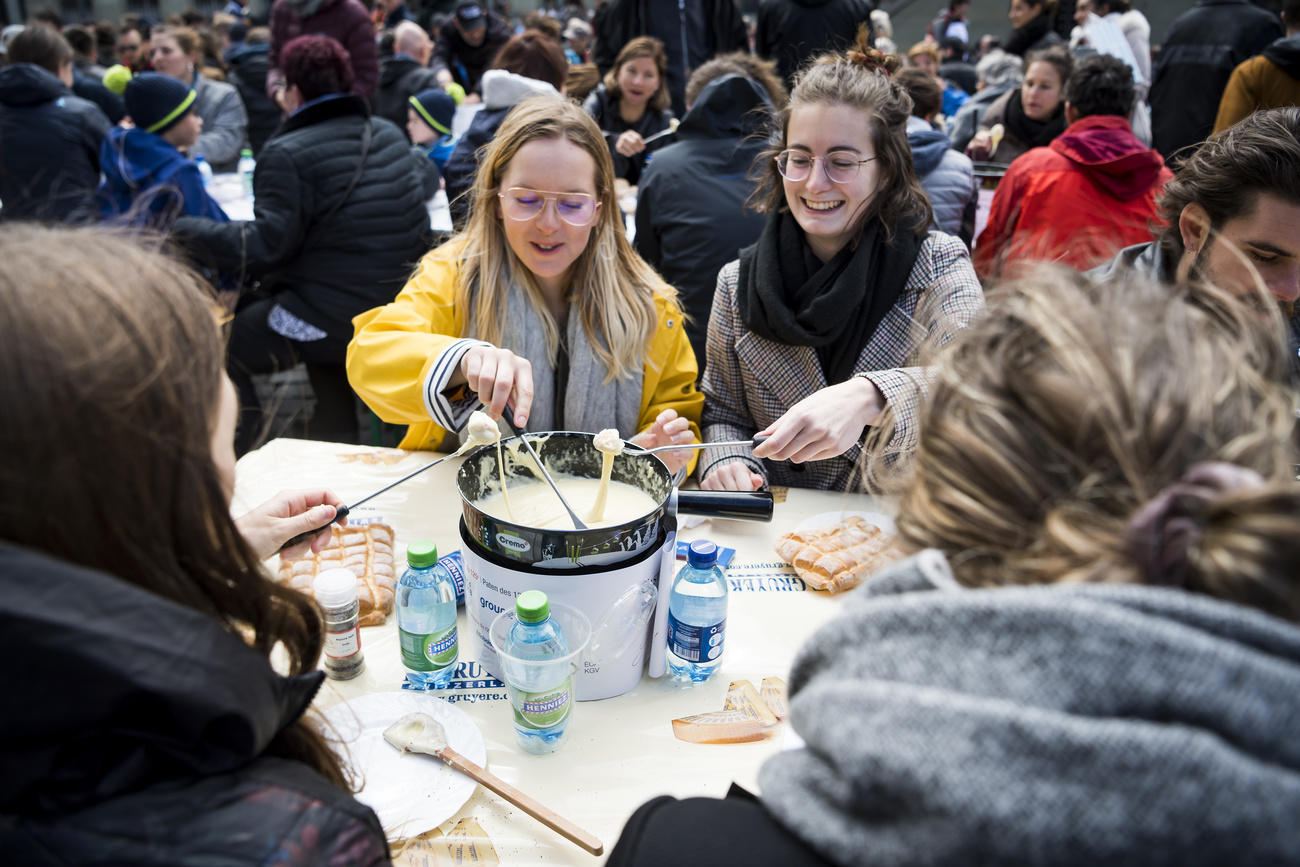 Jeunes femmes en train de manger une fondue