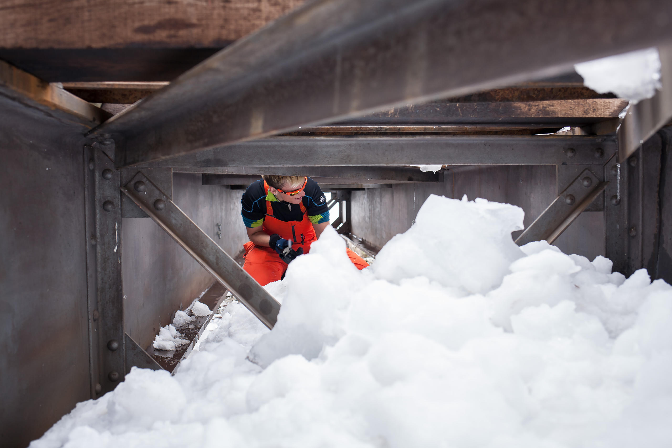 要想仔细清理Steffenbach桥下的积雪，有时身体得弯四个弯，呈蜷缩状才行。