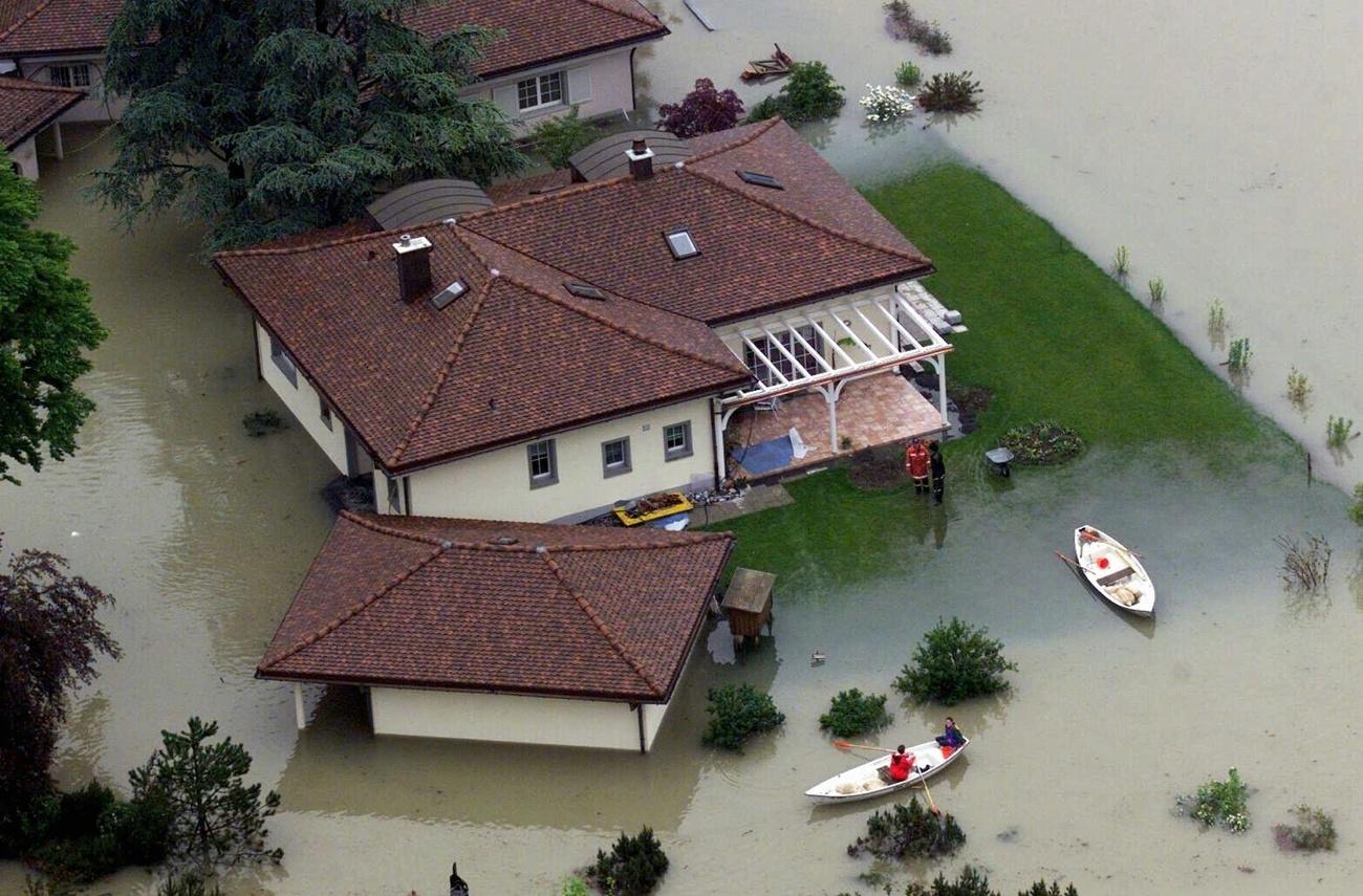 Vista aérea del desbordamiento del canal. En la imagen hay casas con la planta baja inundada y lanchas.