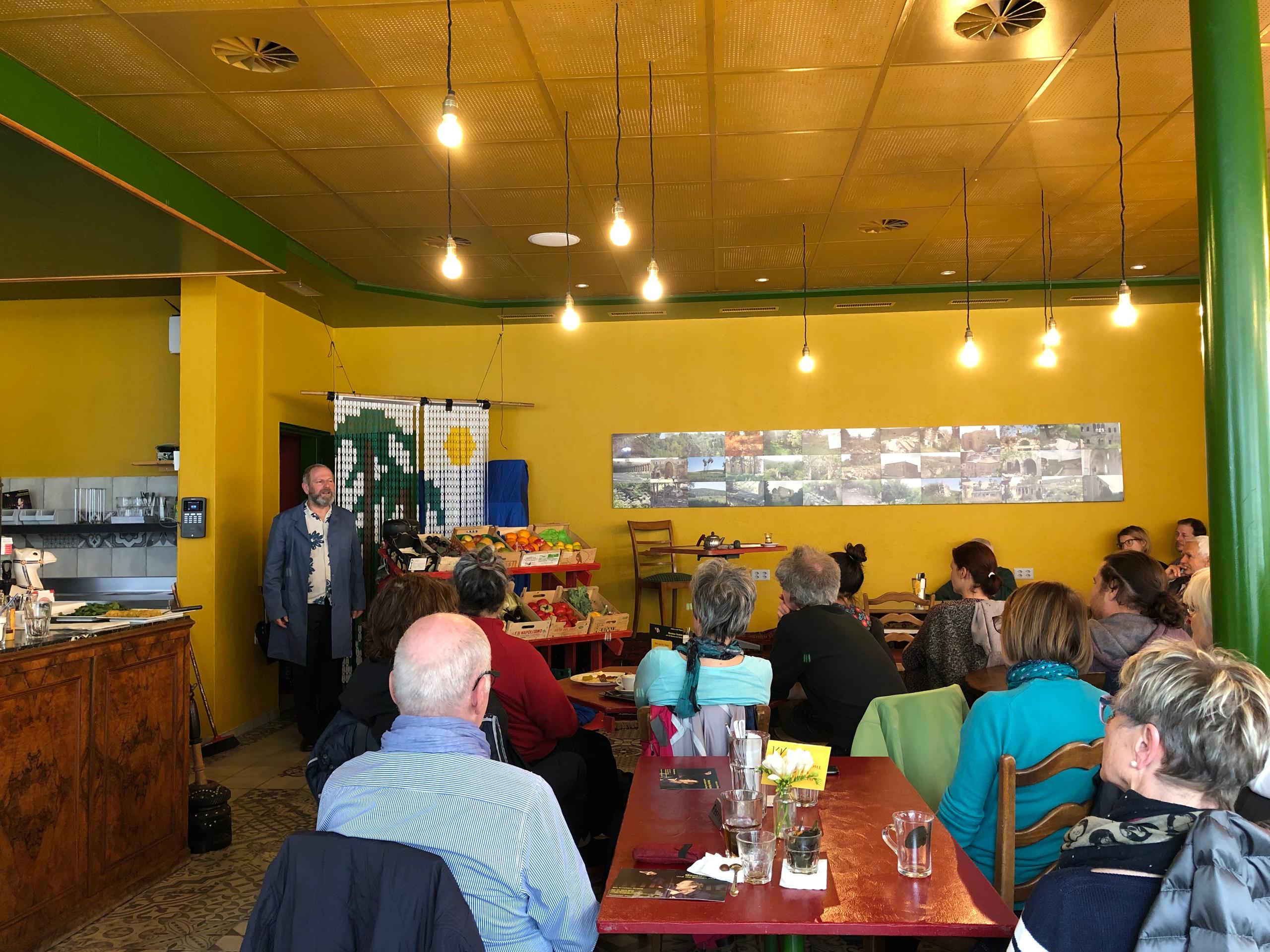 رجل يمثل مسرحية