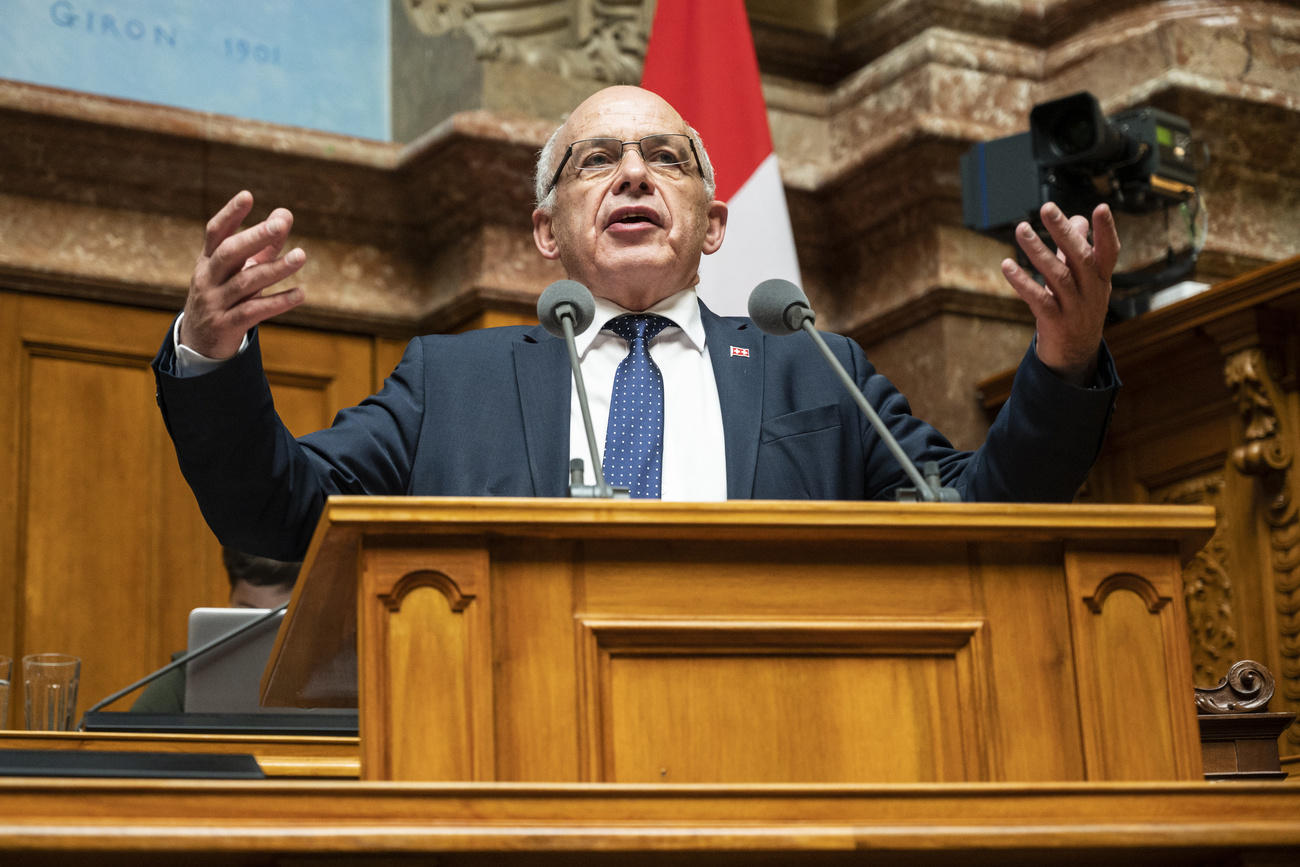 ministro de Finanzas, Ueli Maurer, se dirige al Parlamento