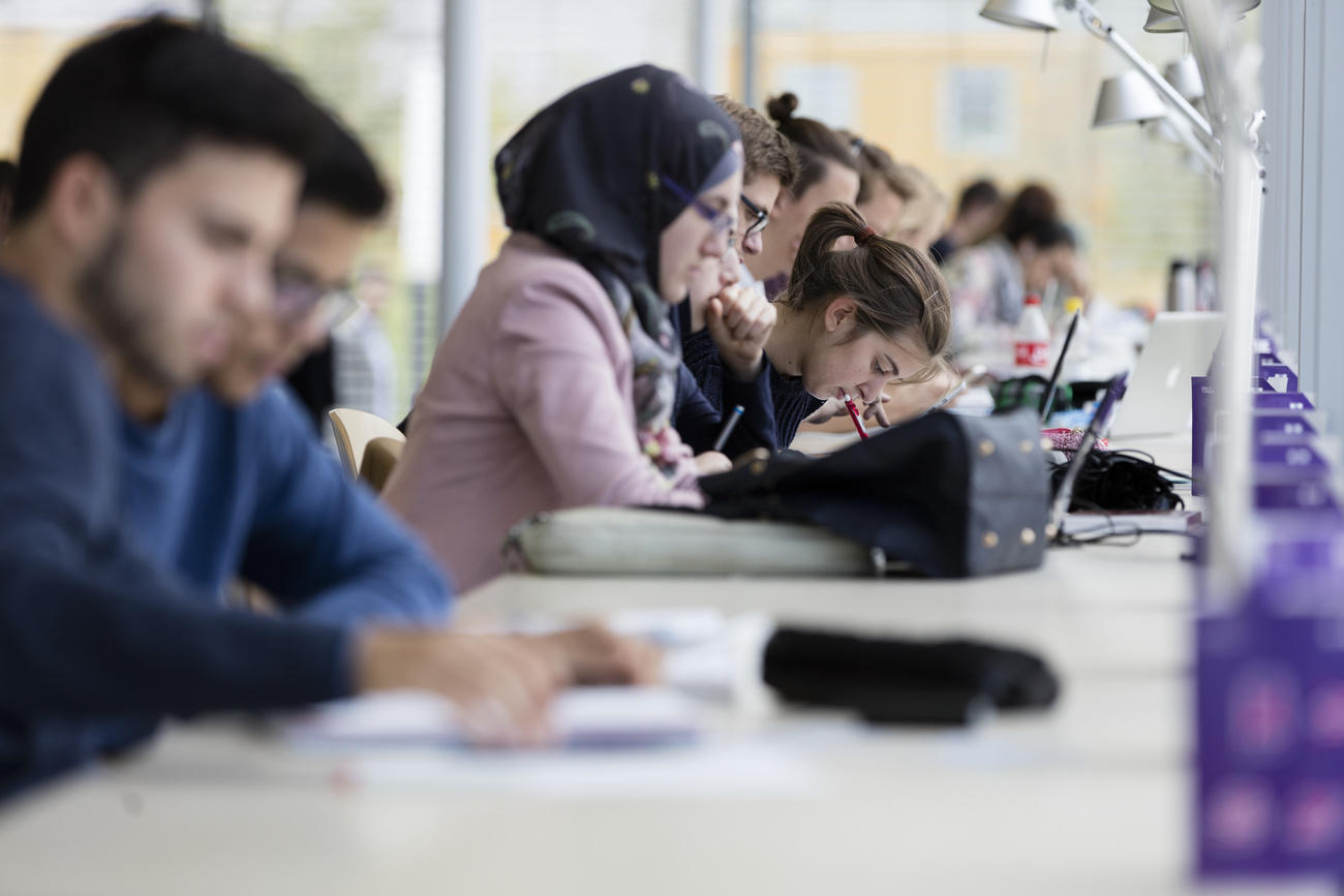 机に並ぶ国際色豊かな学生たちの横顔