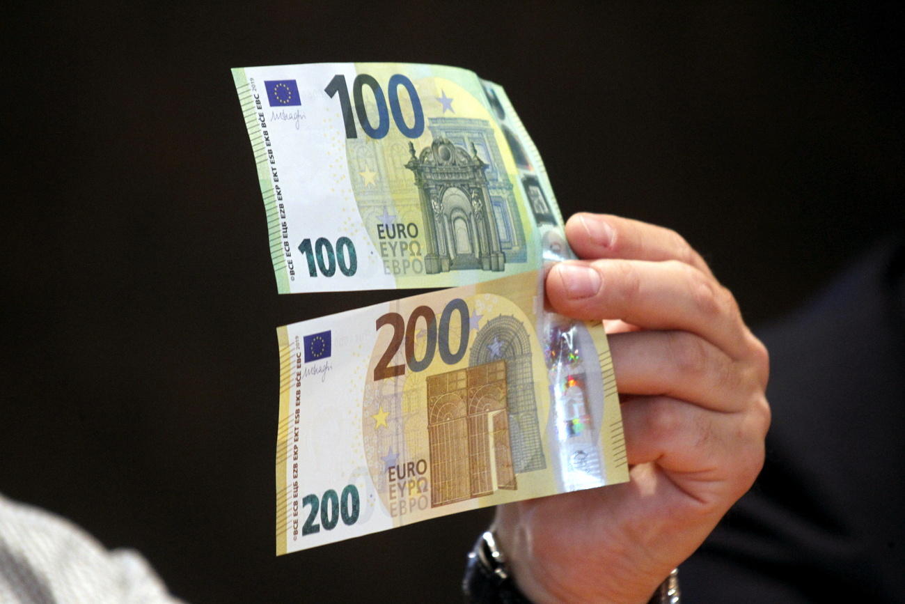 Le nuove banconote da 100 e 200 euro mostrate su sfondo nero