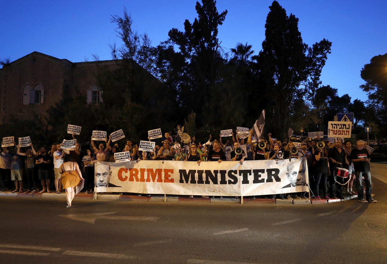 Protesta contro Netanyhau con uno struscione eloquente: crime minister