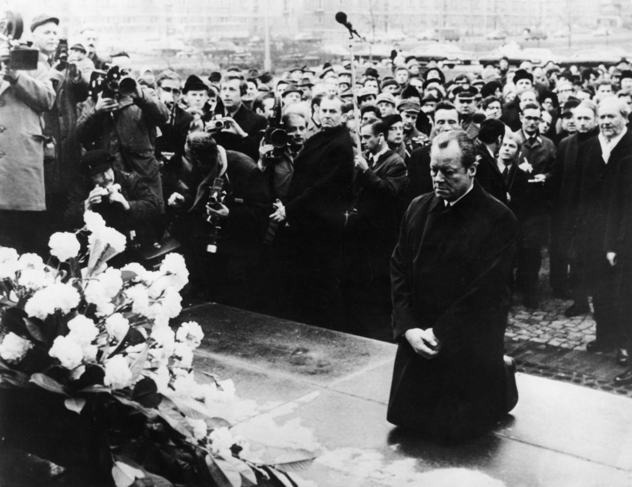 O chanceler alemão Willy Brandt se ajoelha em visita à Polônia em 1970