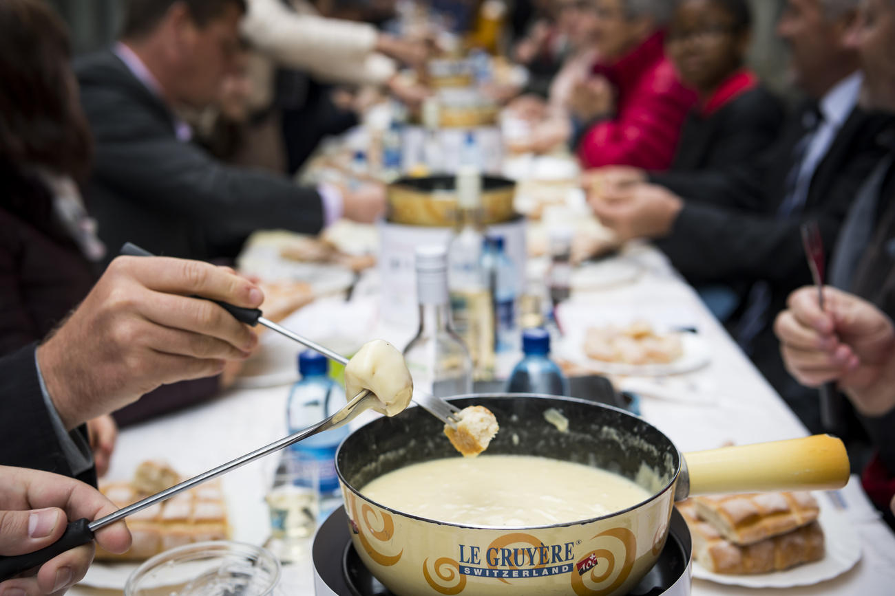 caquelon de fondue au bout d une table