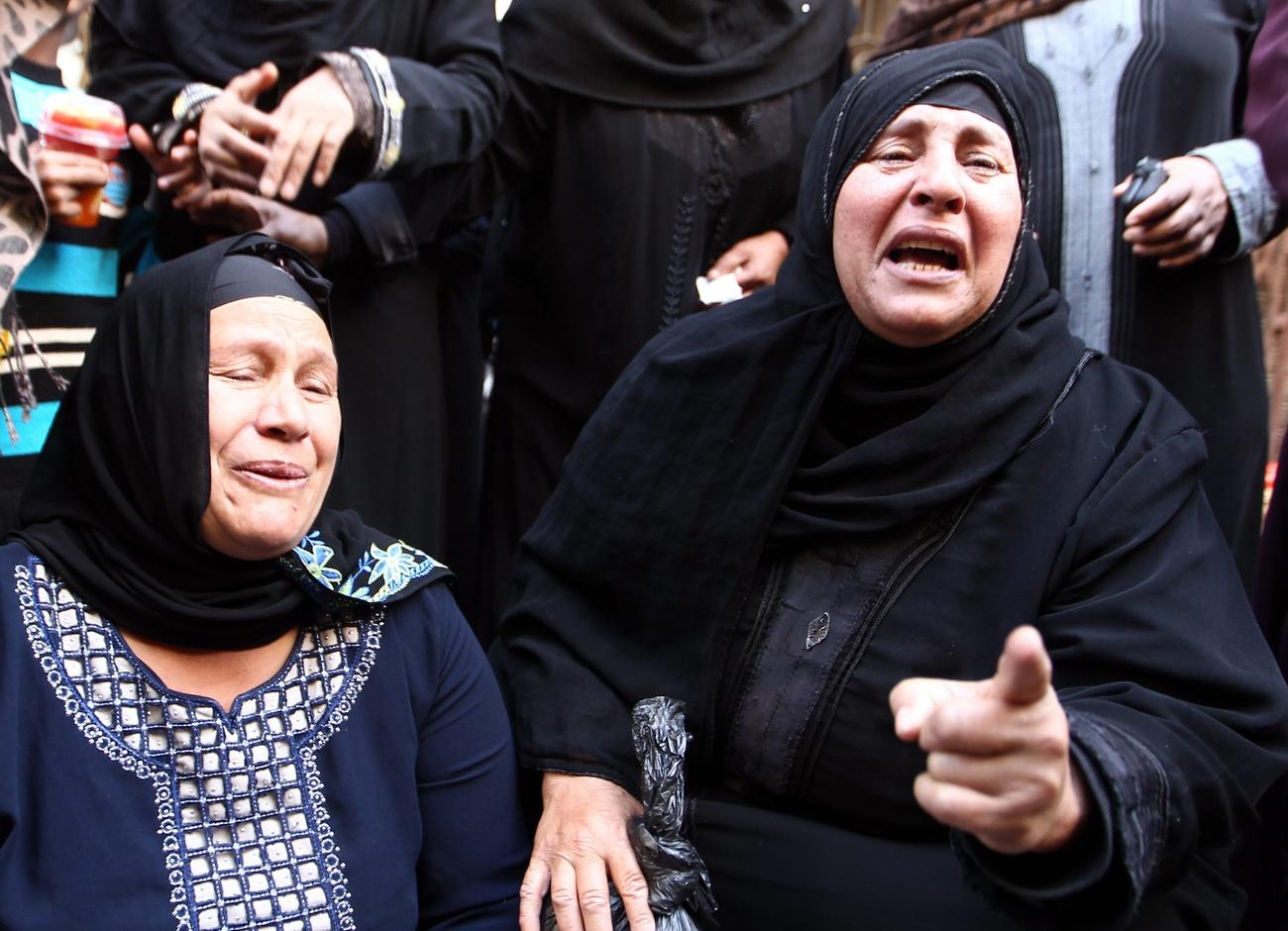 امرأتان مصريتان تنتحبان