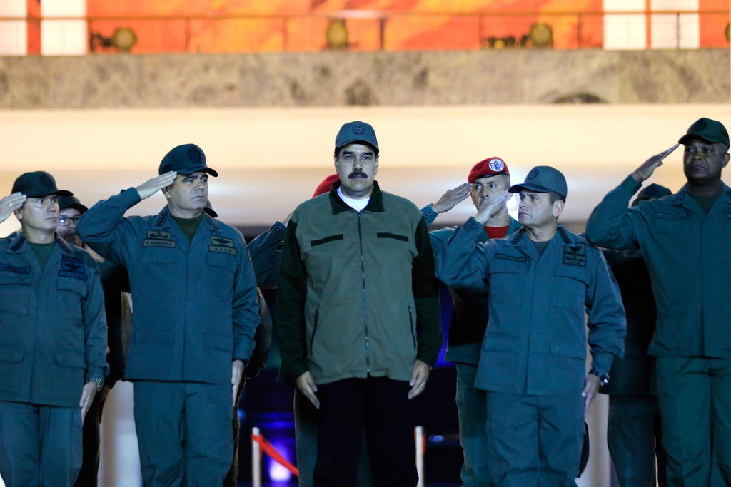 Nicolas Maduro circondato da ufficiali sull attenti.