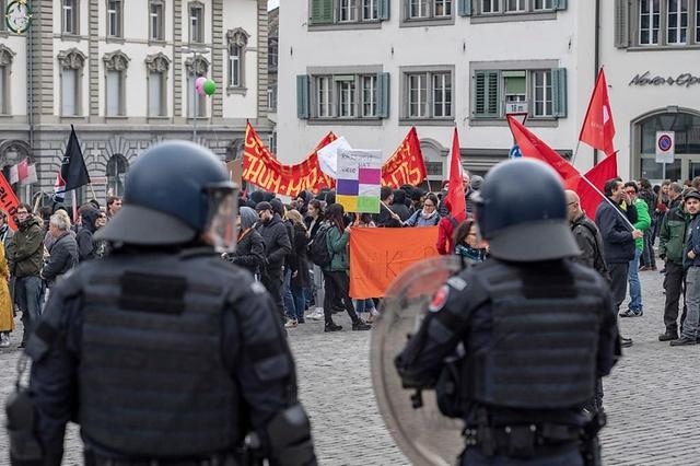 Manifestación antiracista. Los manifestantes son vigilados por la policía.