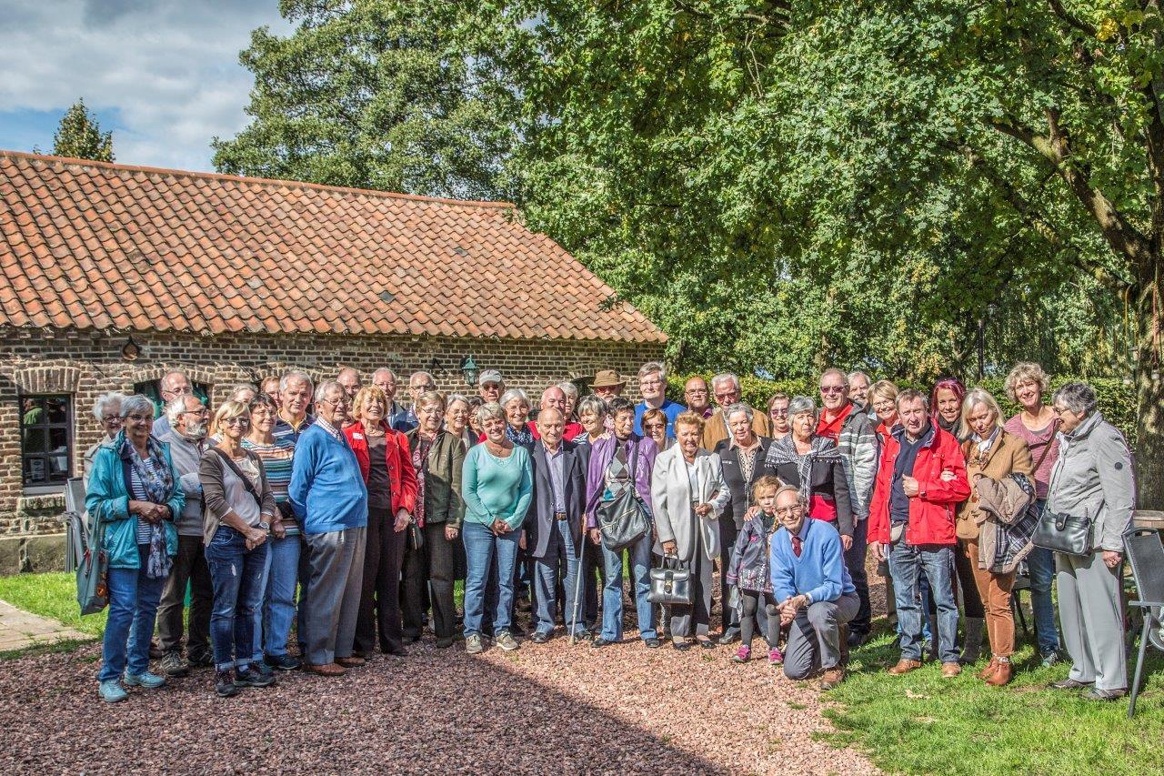 Menschengruppe posiert für Foto