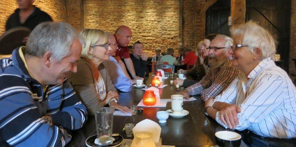 Menschen essen gemeinsam