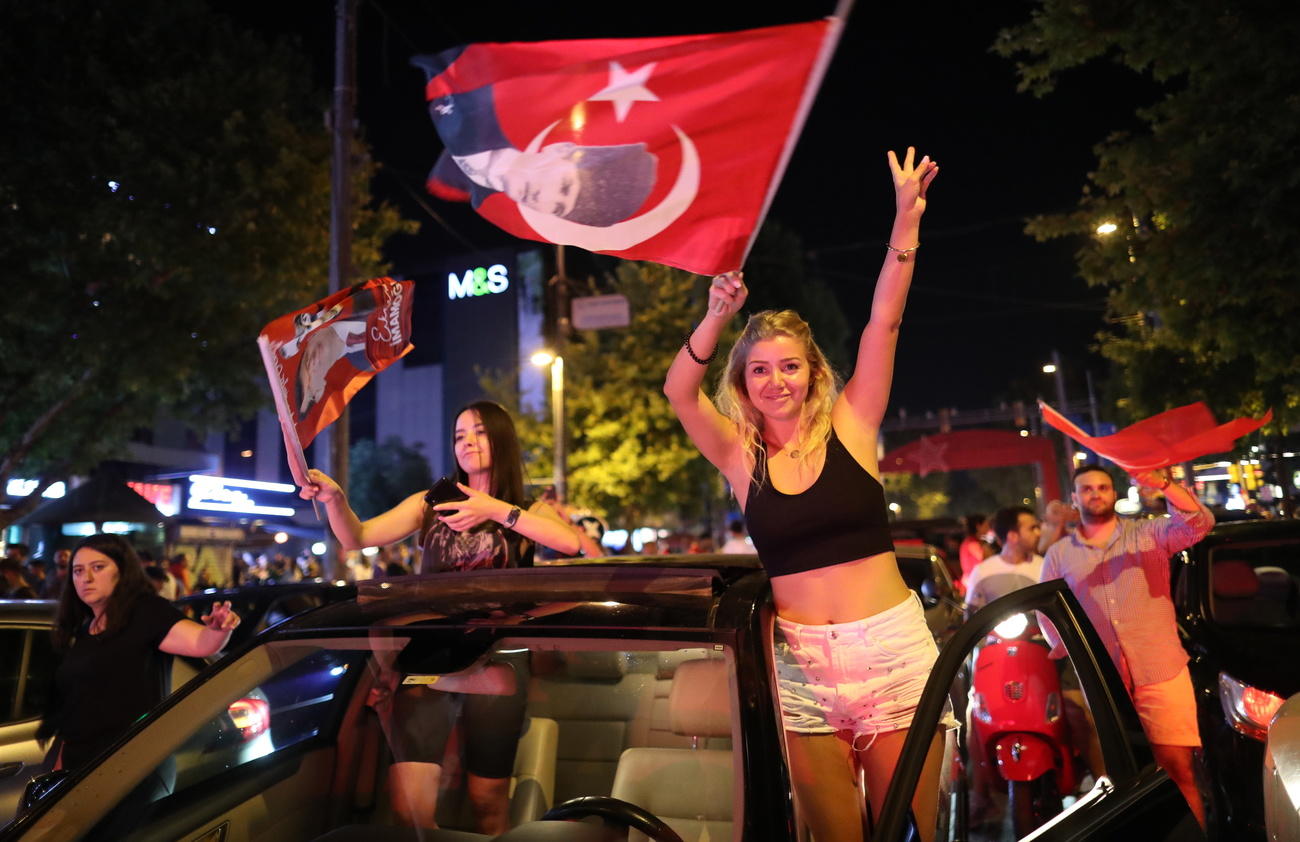 Caroselli d auto a Istanbul per la vittoria dell opposizione.