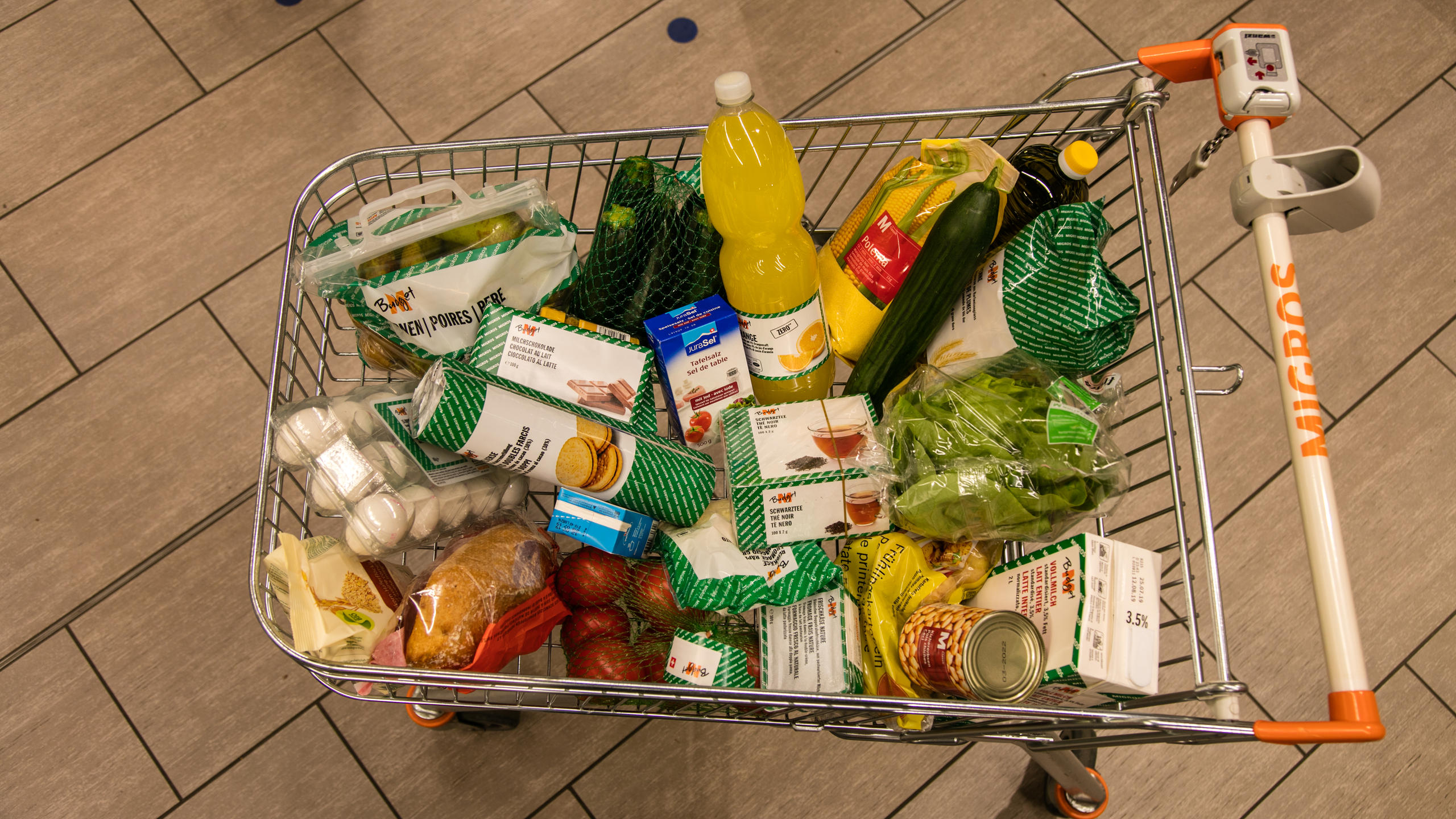 Carro de la compra con productos de marcas blancas