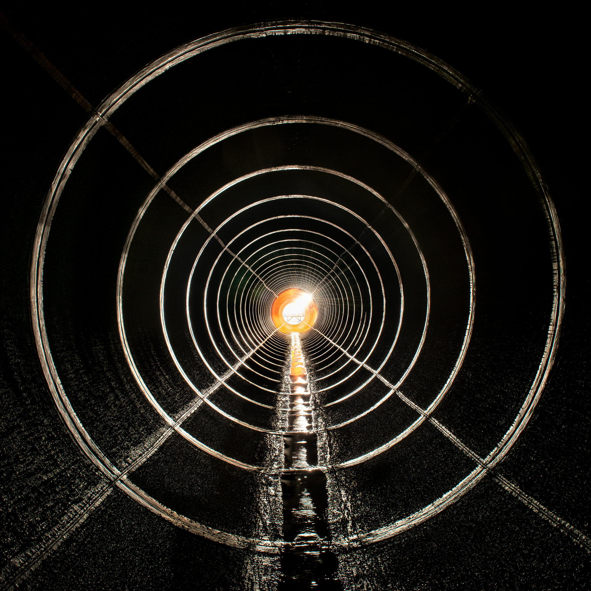 Tunnel avec une lumière au bout