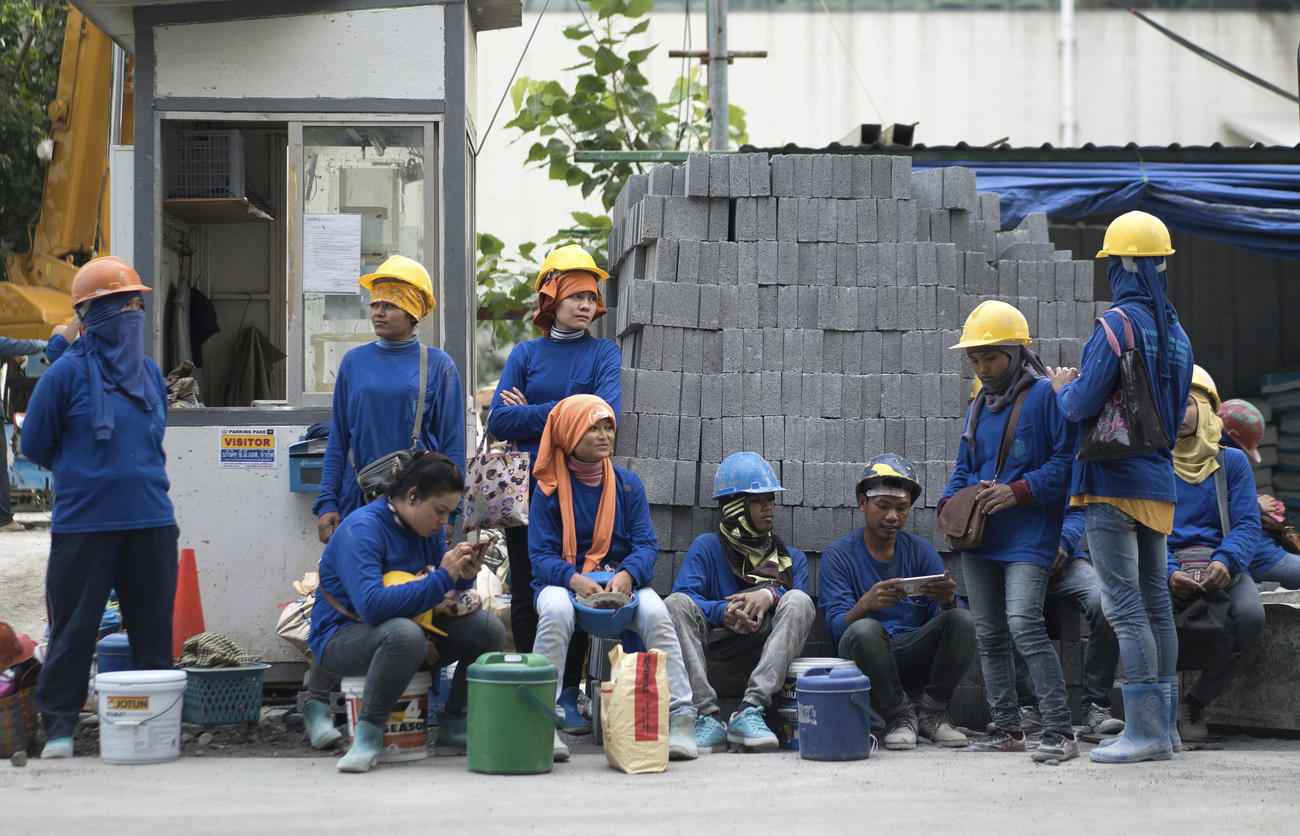 タイ・バンコク市内の建築現場で待機するカンボジア人建設作業員