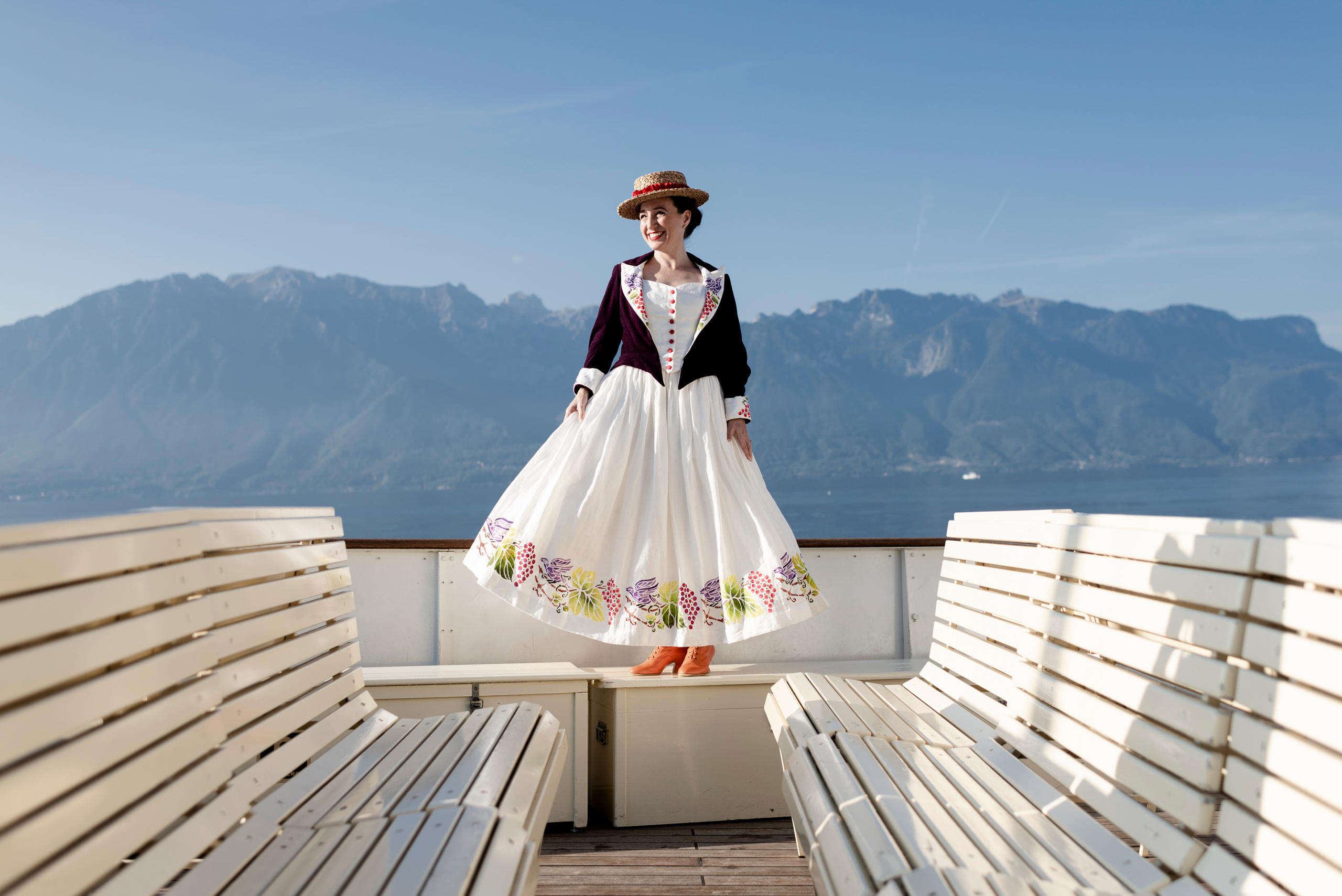 Une femme portant une robe blanche pour la Fete des Vignerons