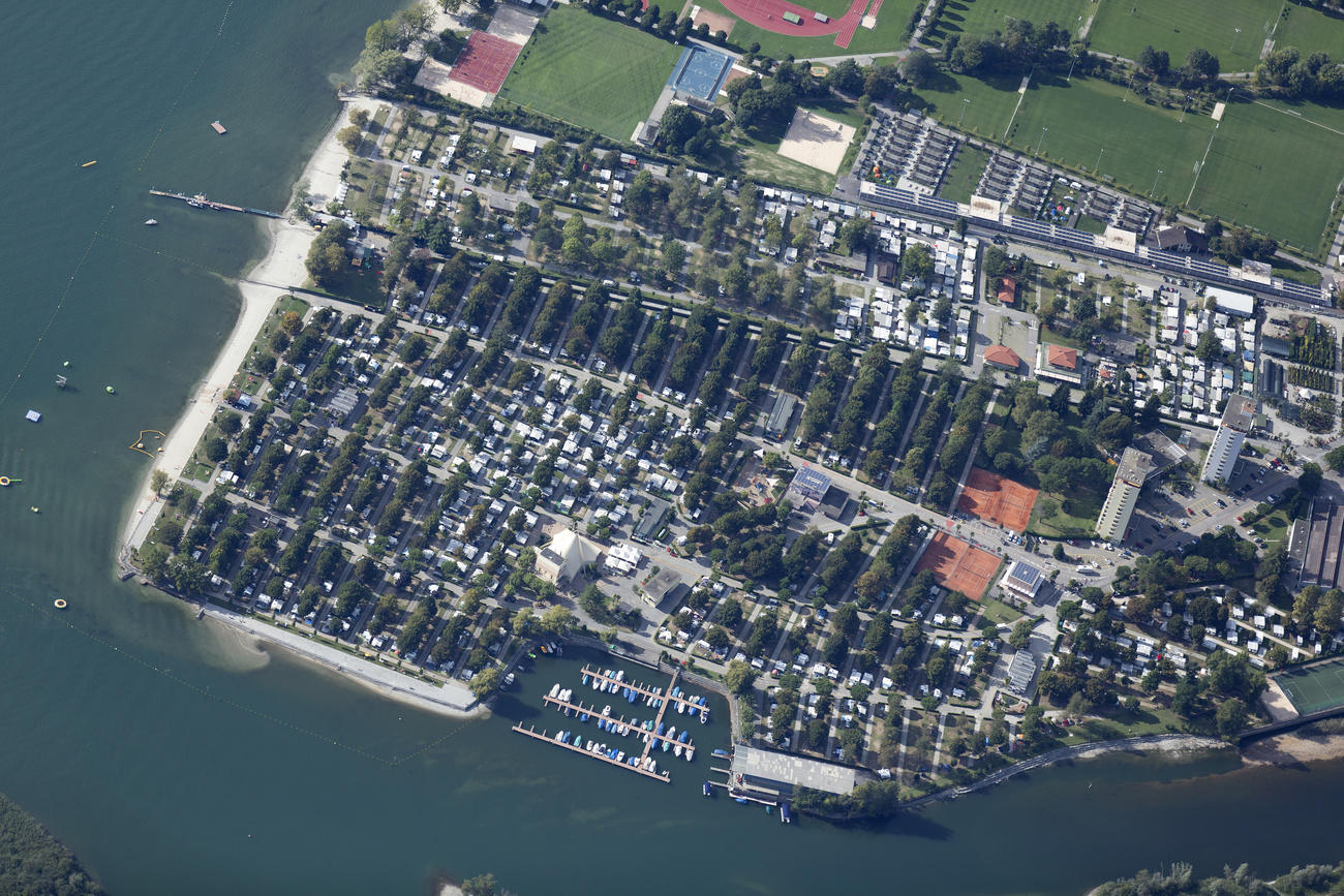 Blick von oben auf einen Campingplatz