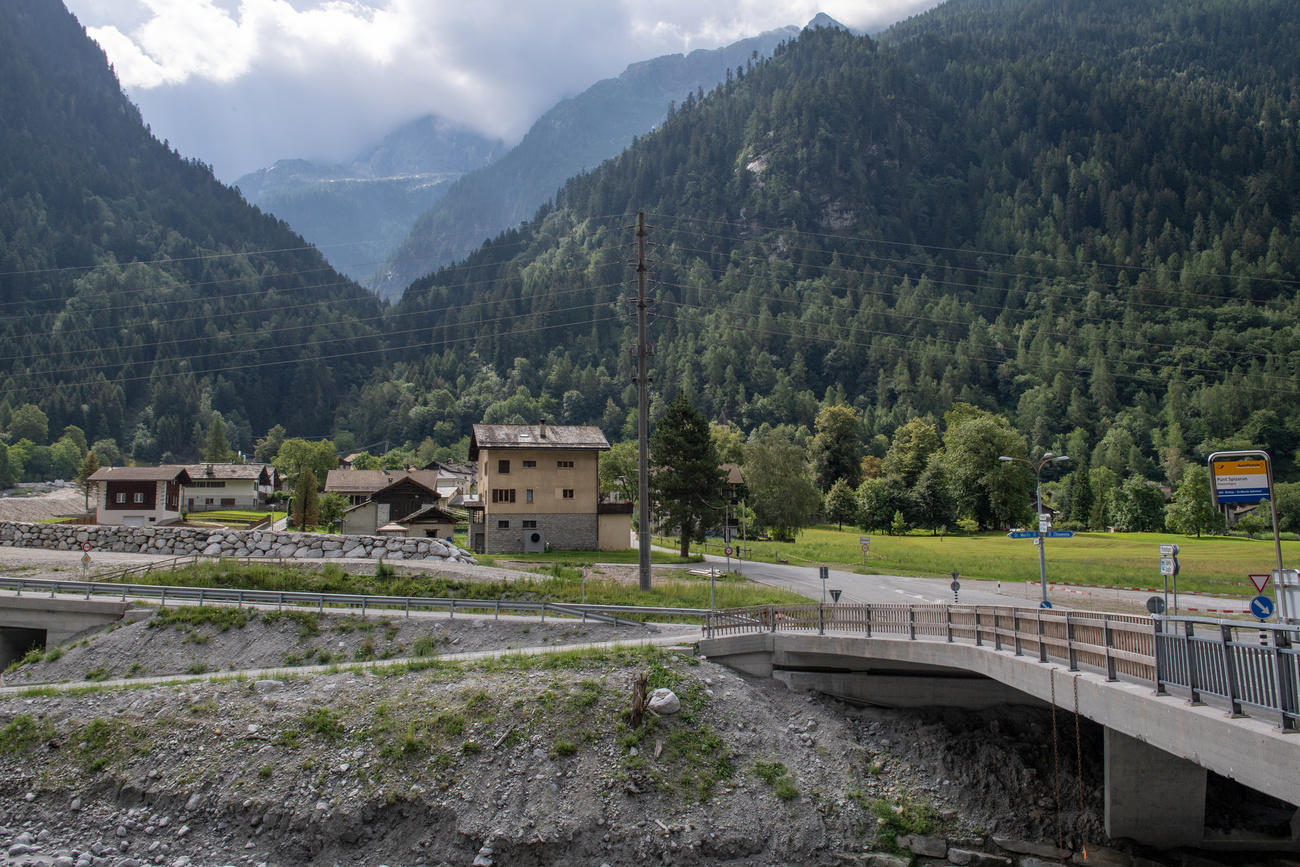 villlage of Bondo with mountains