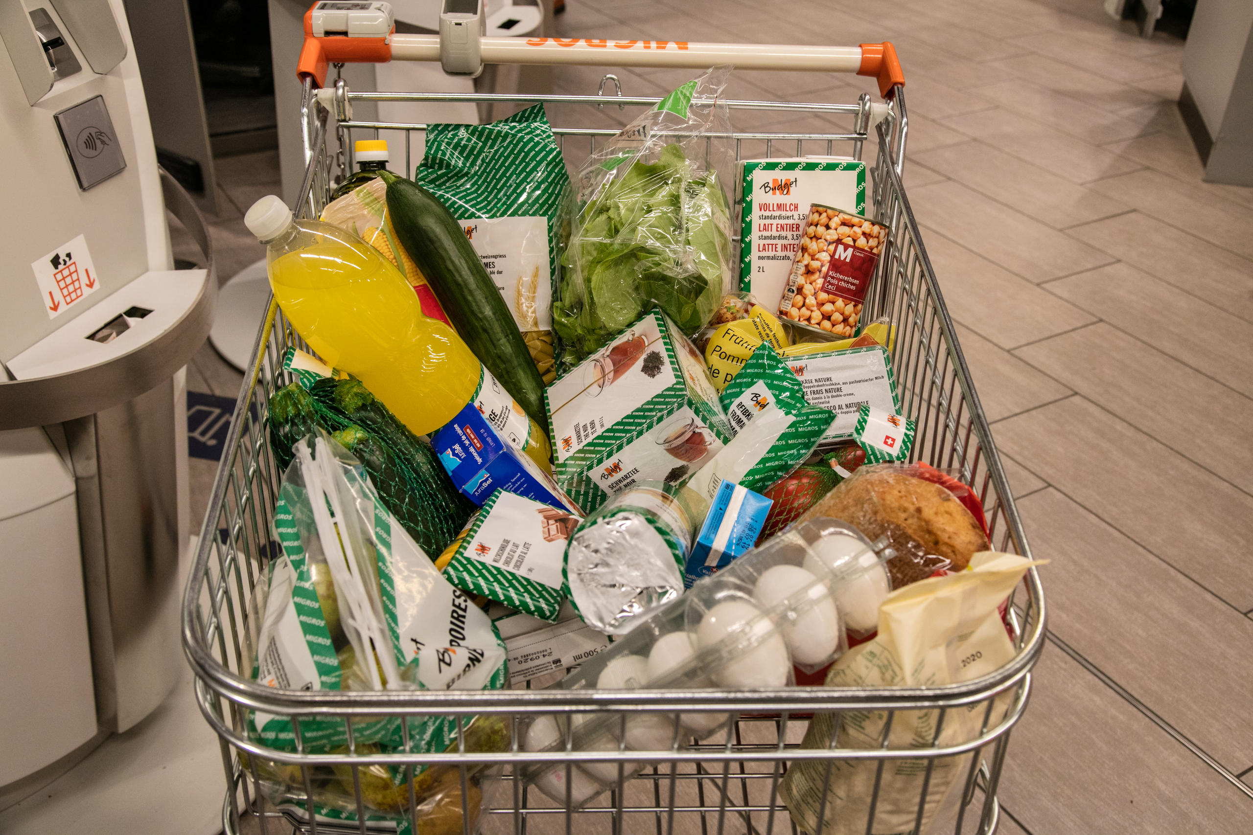 Einkaufswagen mit Billigprodukten