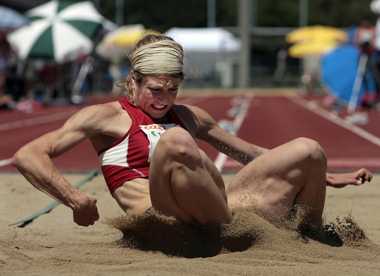 Sylvie Dufour realiza un salto a distancia