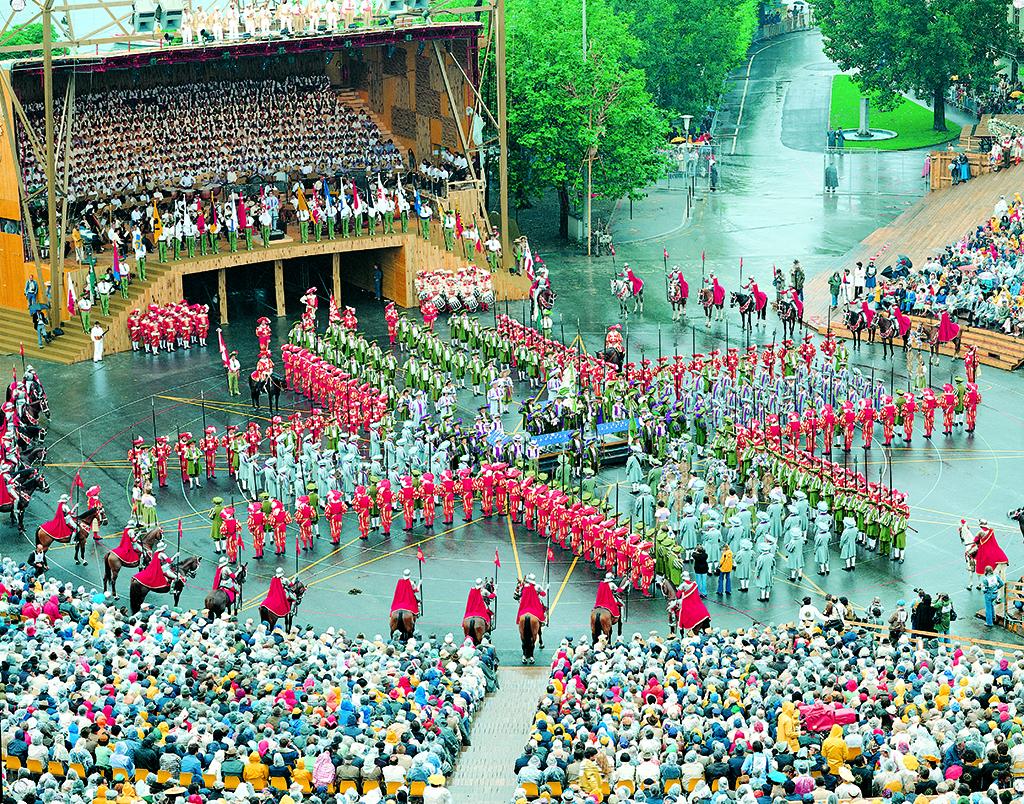 The winegrowers crowned with the 1977 Winegrowers Day