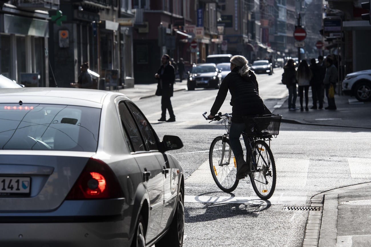 ciclista in mezzo al traffico