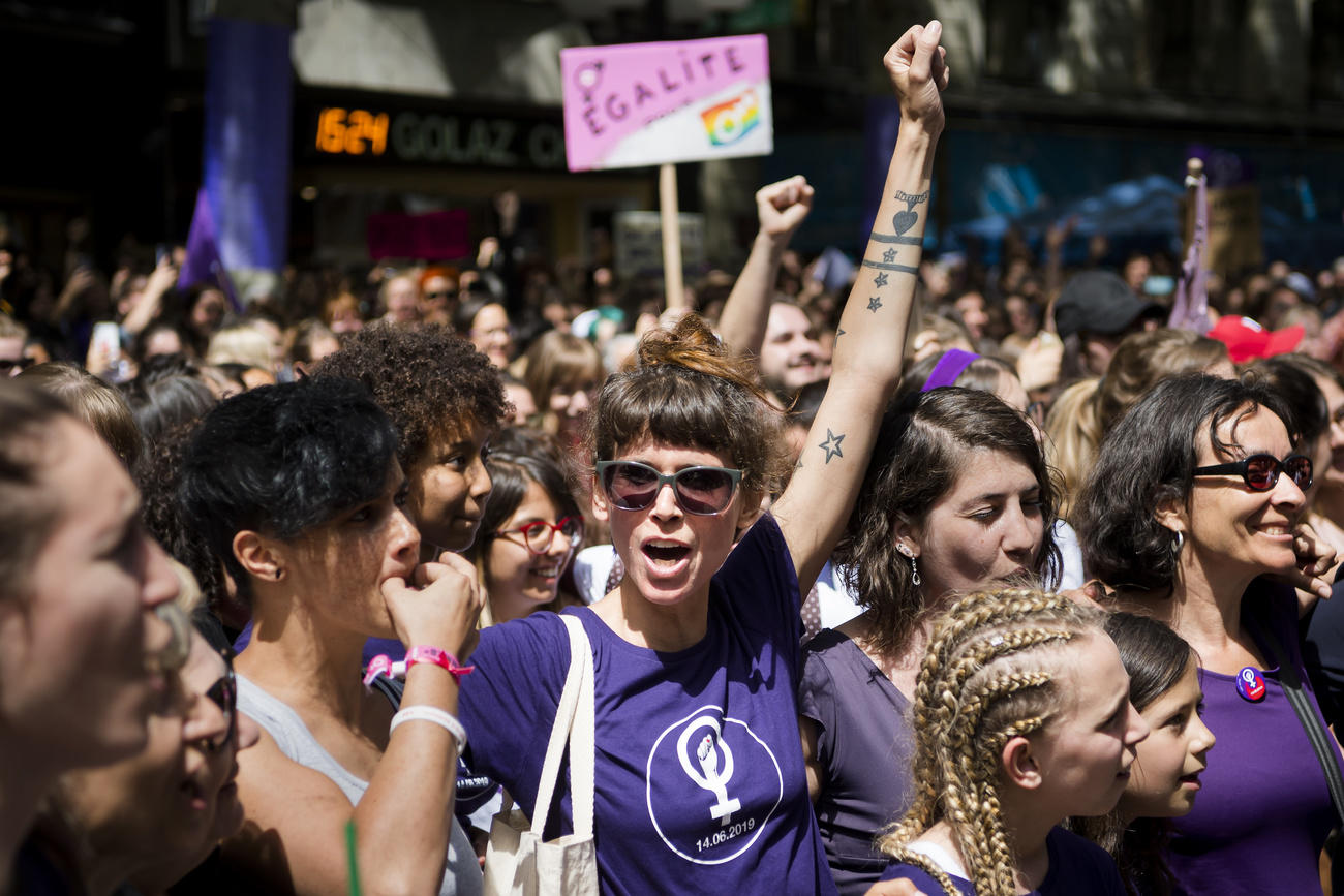 Escena de la manifestación con mujeres con el puño en alto