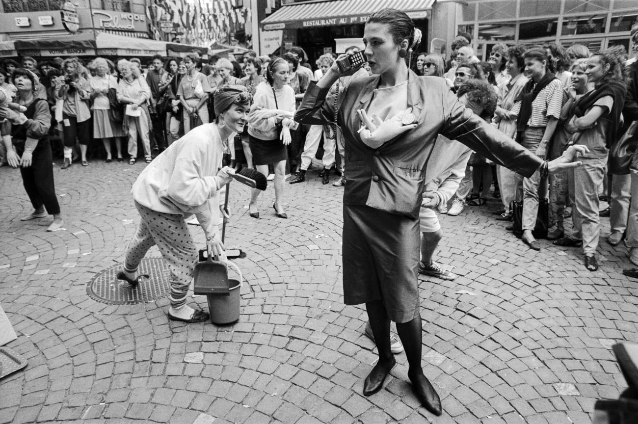 Dos mujeres actúan en una plaza