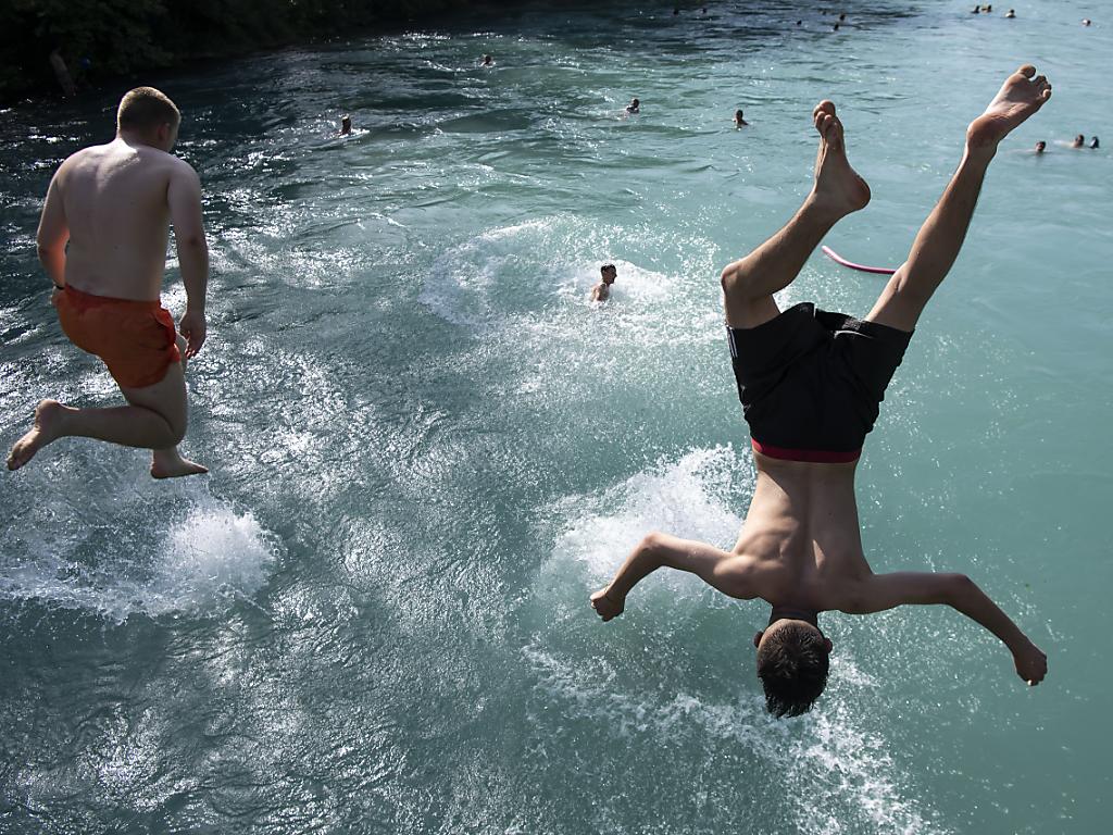 Ein Junge springt in die Aare