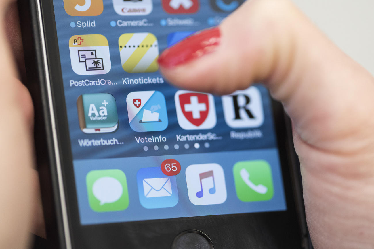 schermo di smartphone in cui si vedono diverse applicazioni.