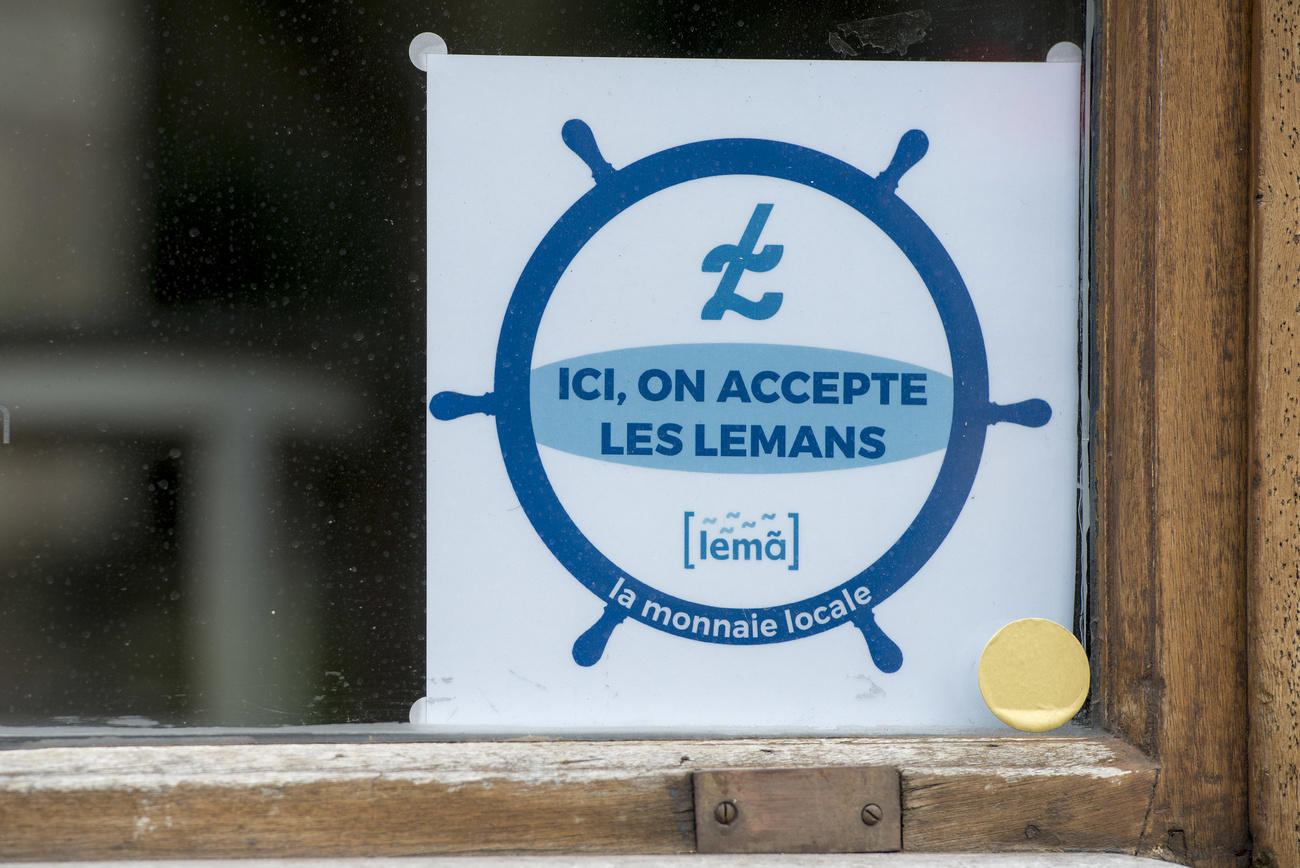 Un panneau sur la porte d un commerce