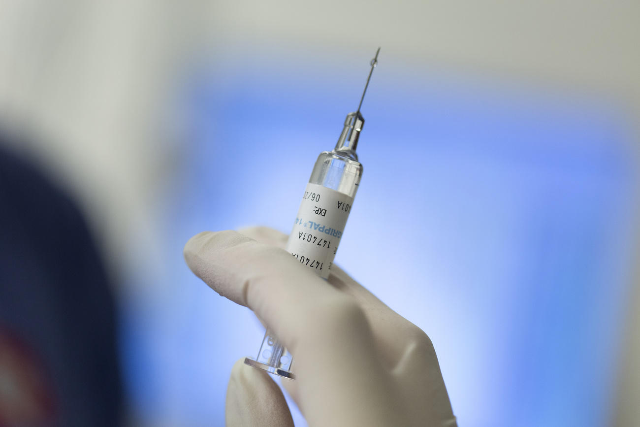INa sirugancon del vaccino in mano a un inferimera