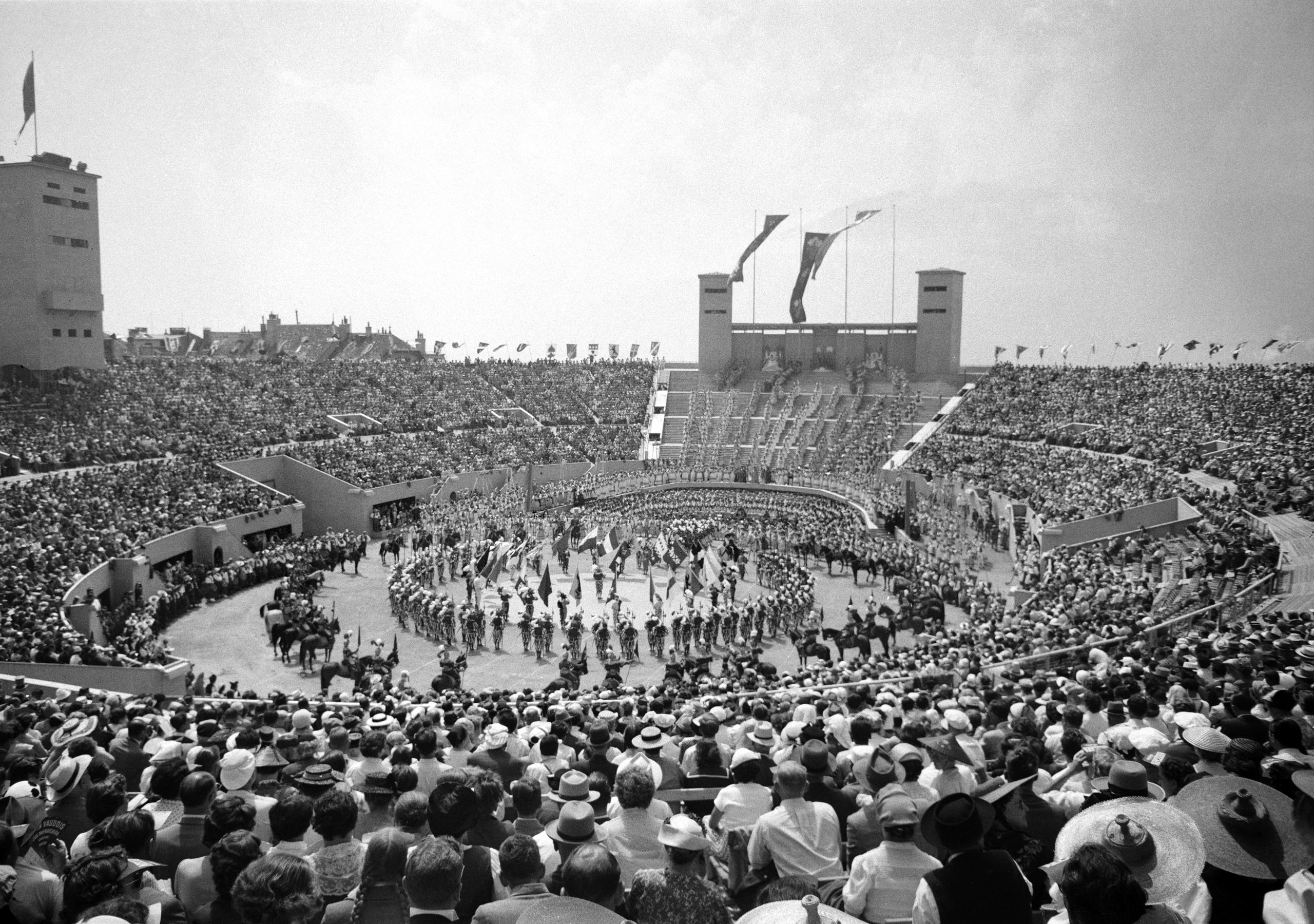Spectators at the Festival of Winegrowers in 1955