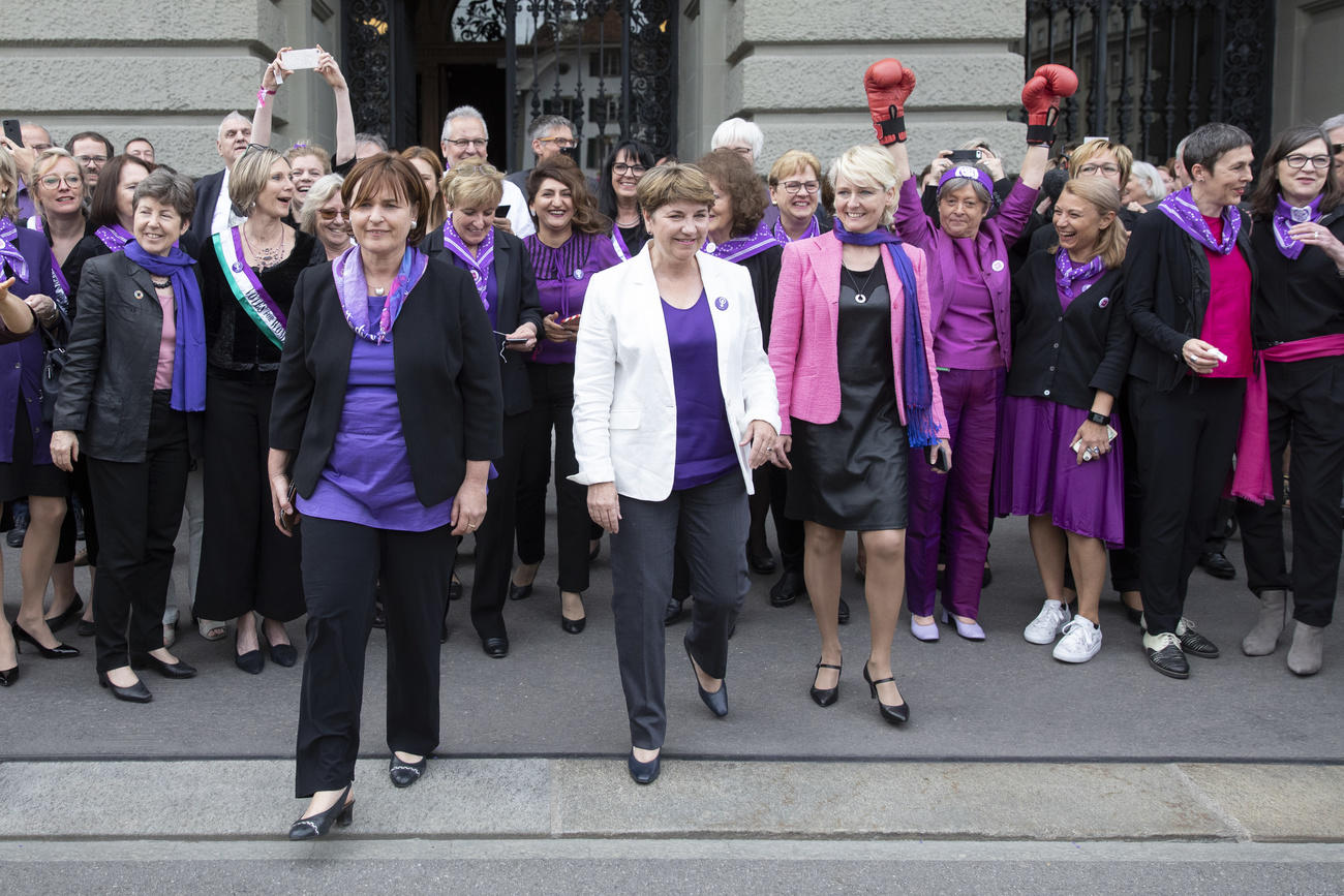 Des politiciennes réunies devant le Parlement à Berne