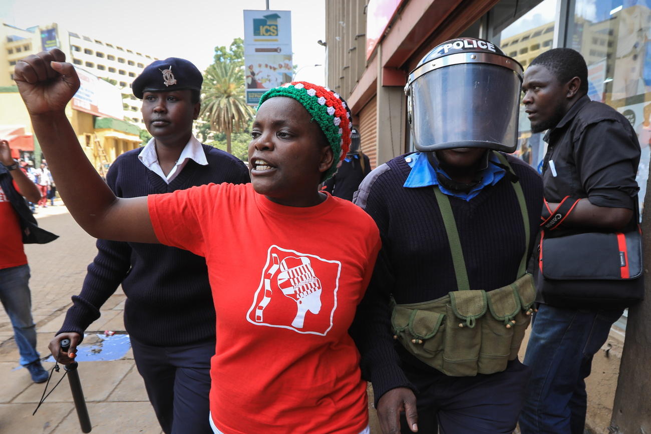 Demonstranten und Polizei