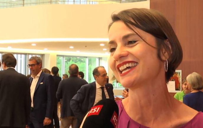 Sabrina Dallafior mentre è intervistata dai colleghi della RSI