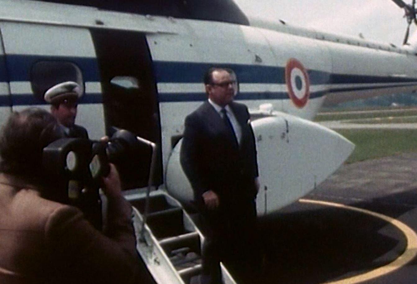 Premier Ministre français descendant d un hélicoptère