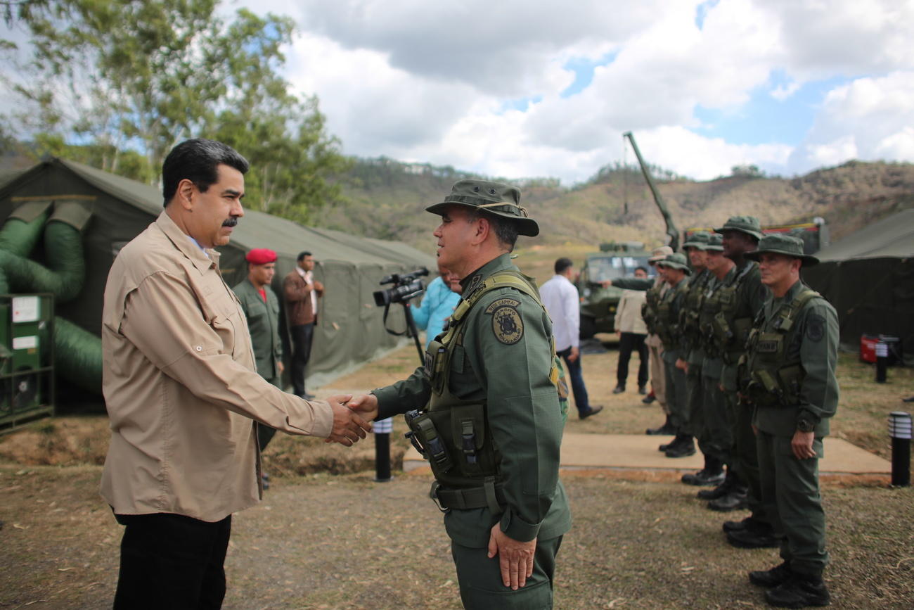Nicolas Maduro saluta il capo della difesa Vladimir Padrino Lopez