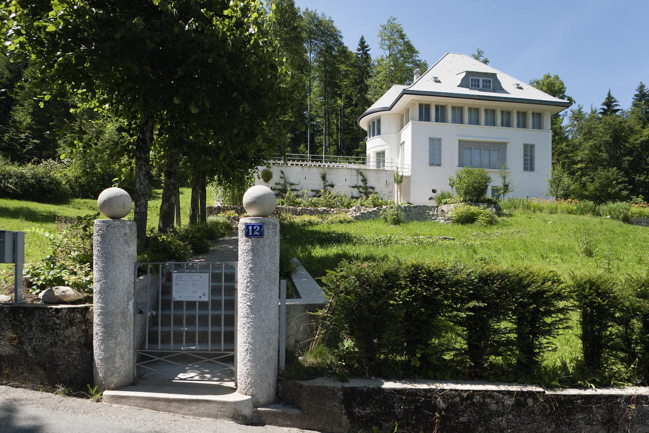 Imagen de una casa grande y blanca