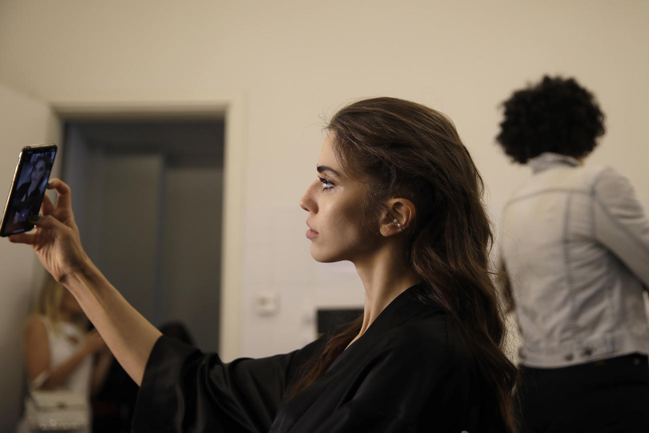Frau macht Selfie