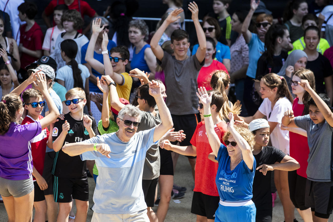 Youth and adults dance on the Day of Generations at the Swiss Gymnastics Festival 2019