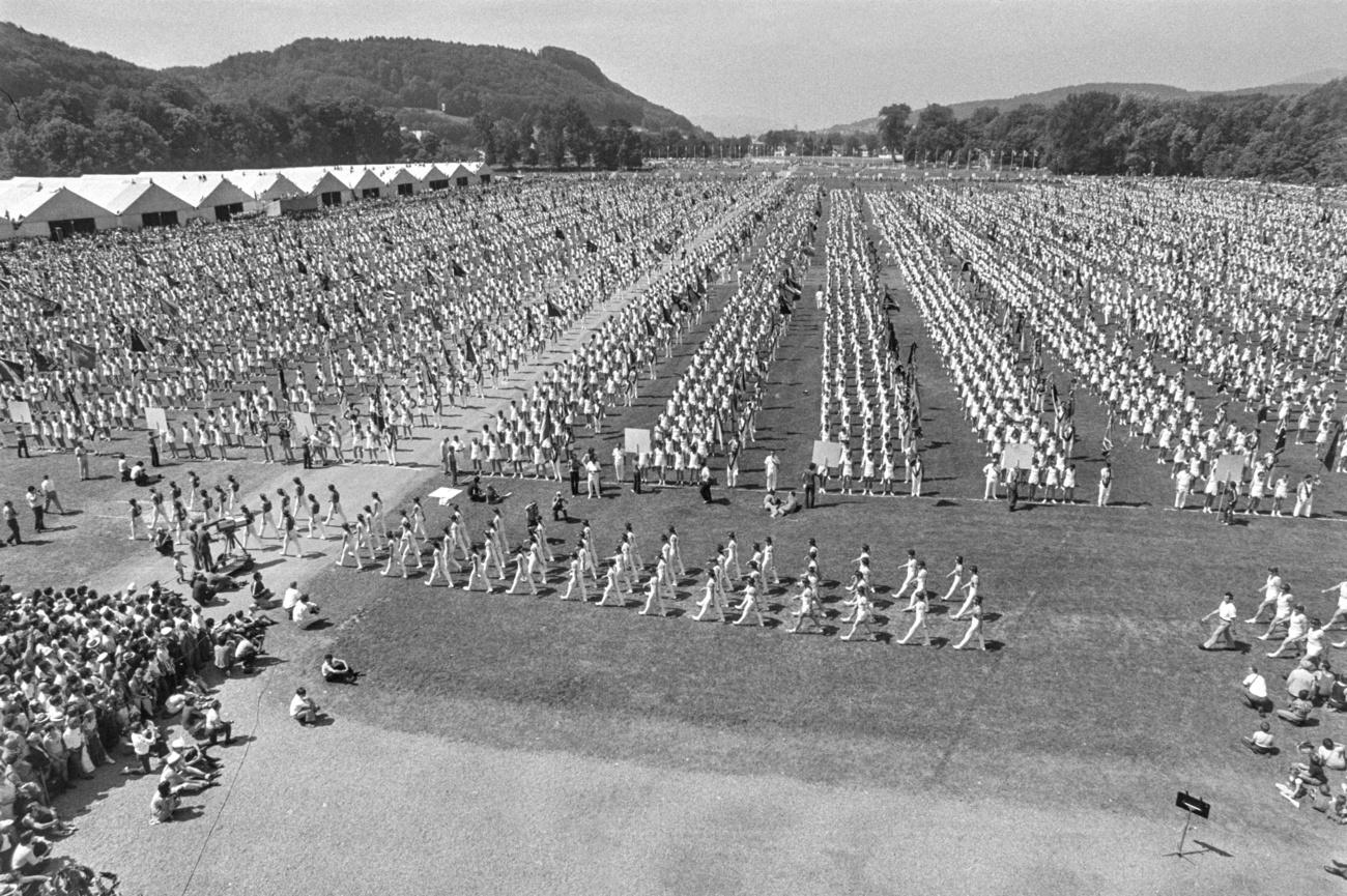12000 gimnastas al término del Festival Federal de Gimnasia en Aarau en 1972